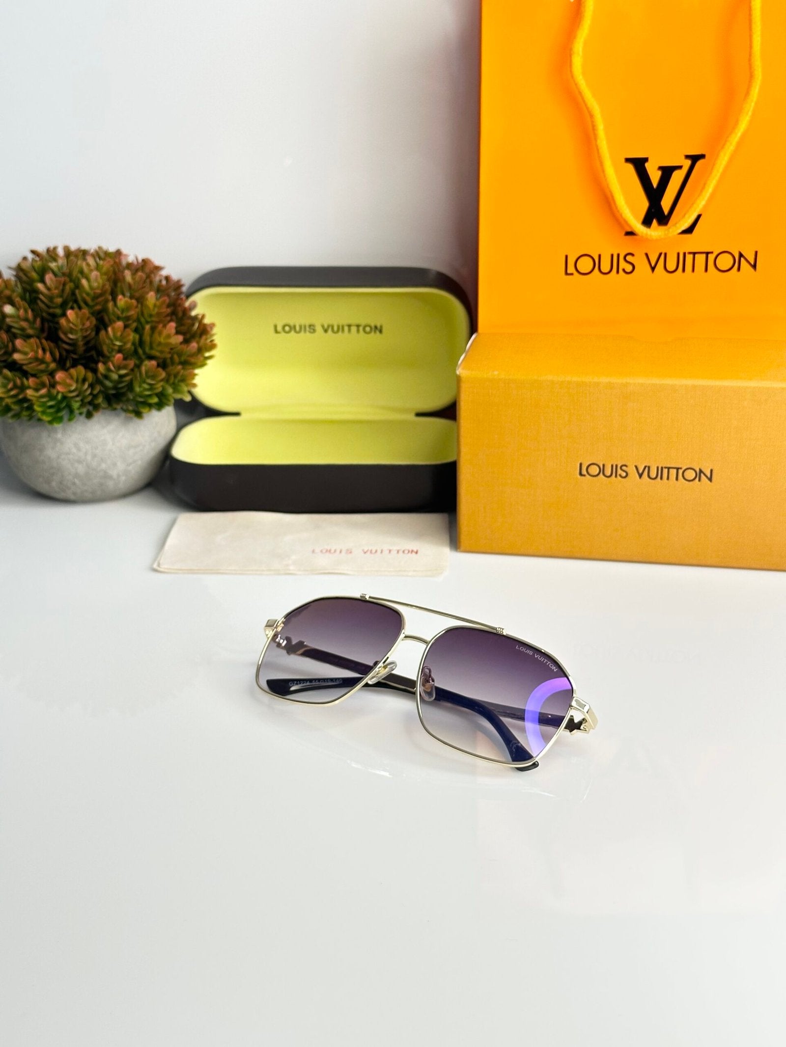 Louis_Vuitton_1224_gold_blue_revo