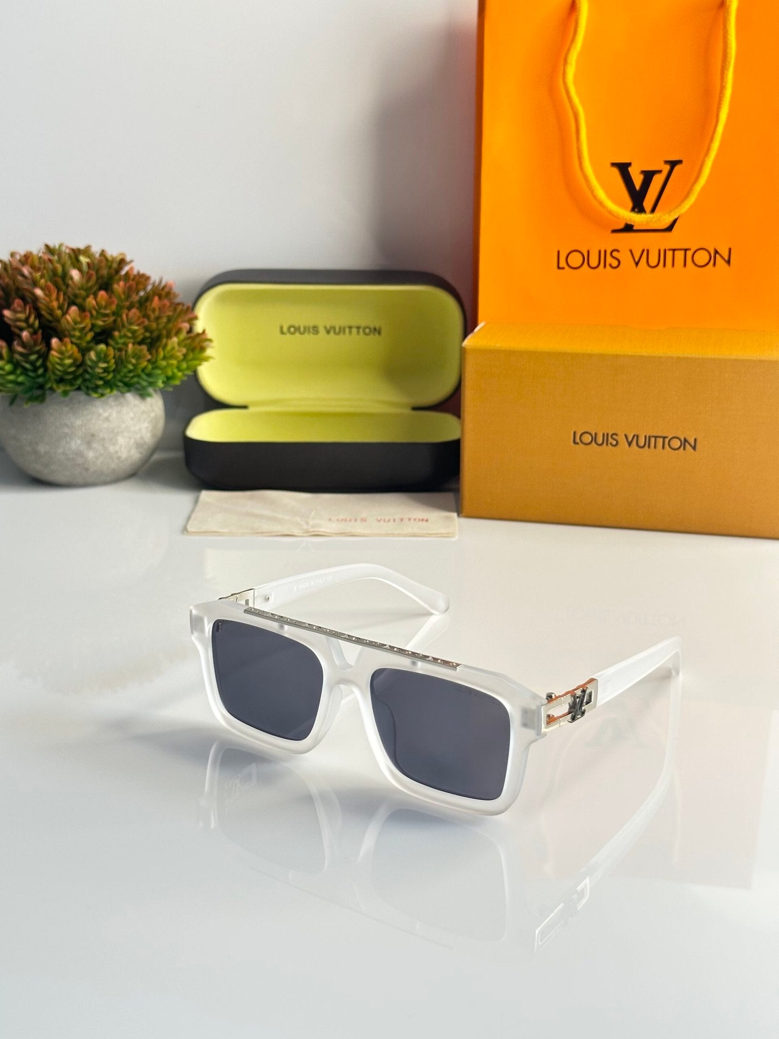 Louis_Vuitton_121_Ice_Black