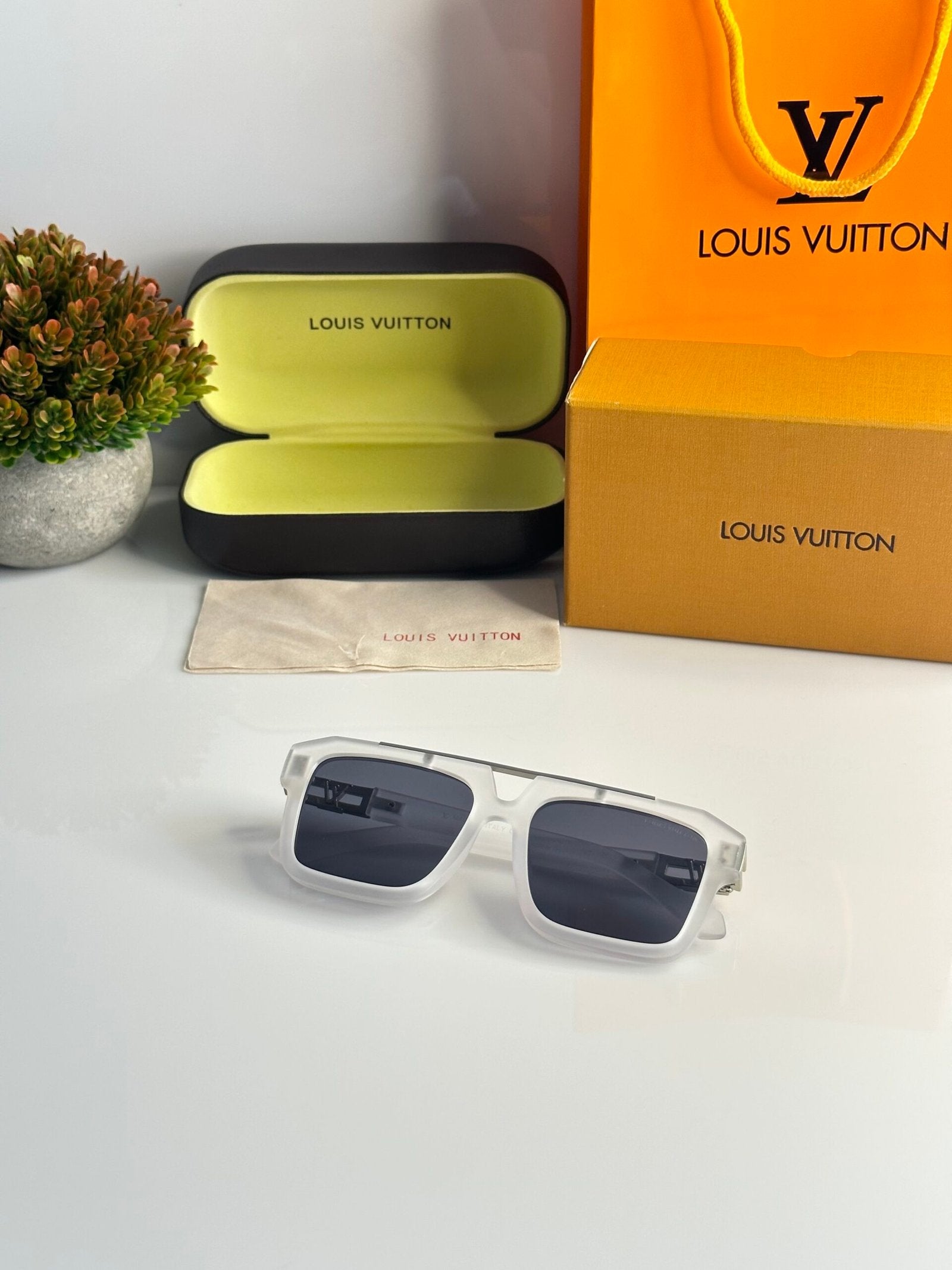 Louis_Vuitton_121_Ice_Black