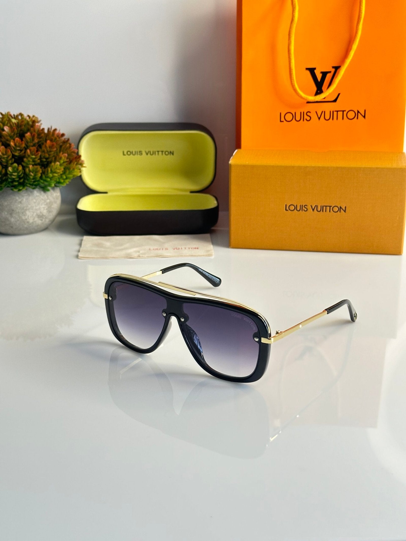 Louis_Vuitton_1918_gold_black_dc