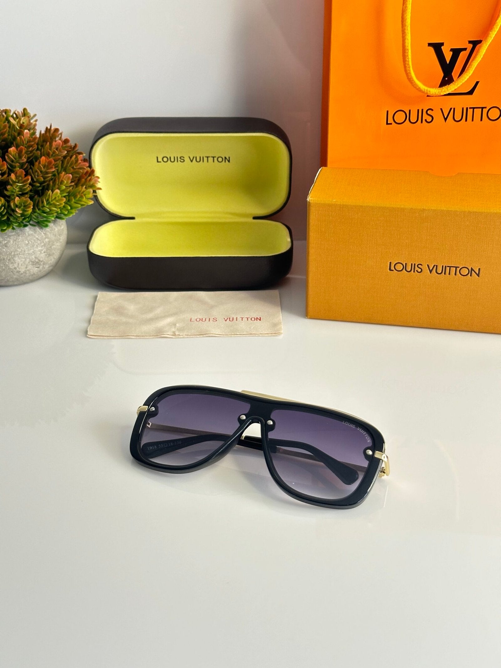 Louis_Vuitton_1918_gold_black_dc