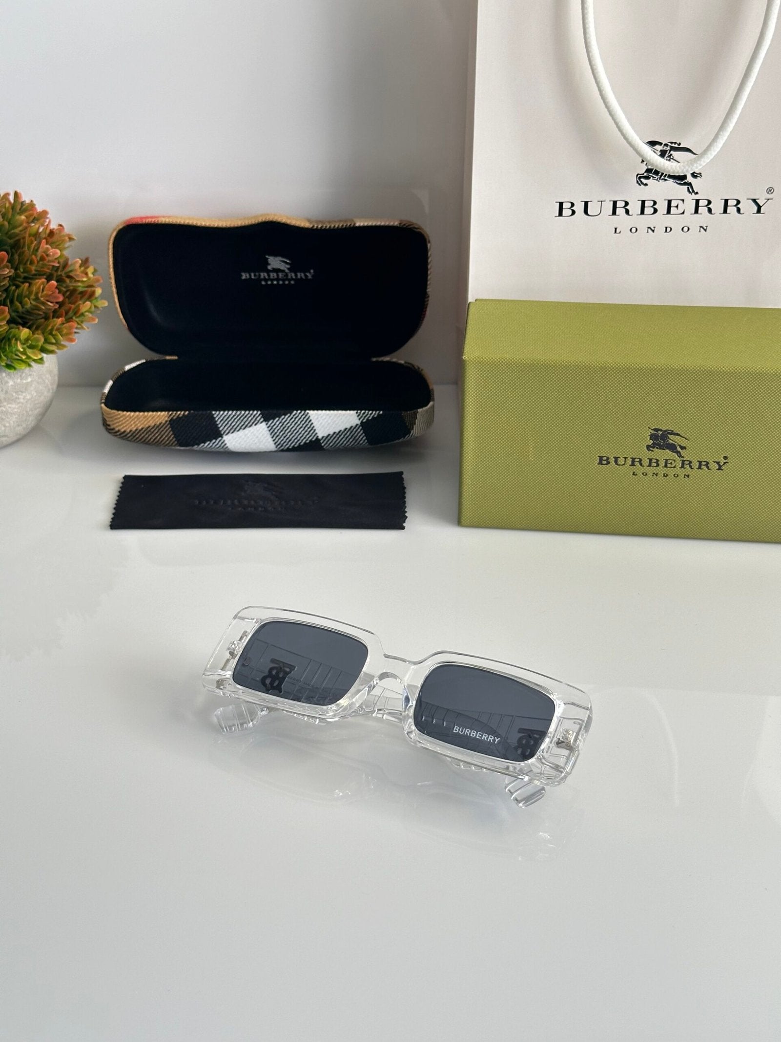 Burberry_11089_water_black