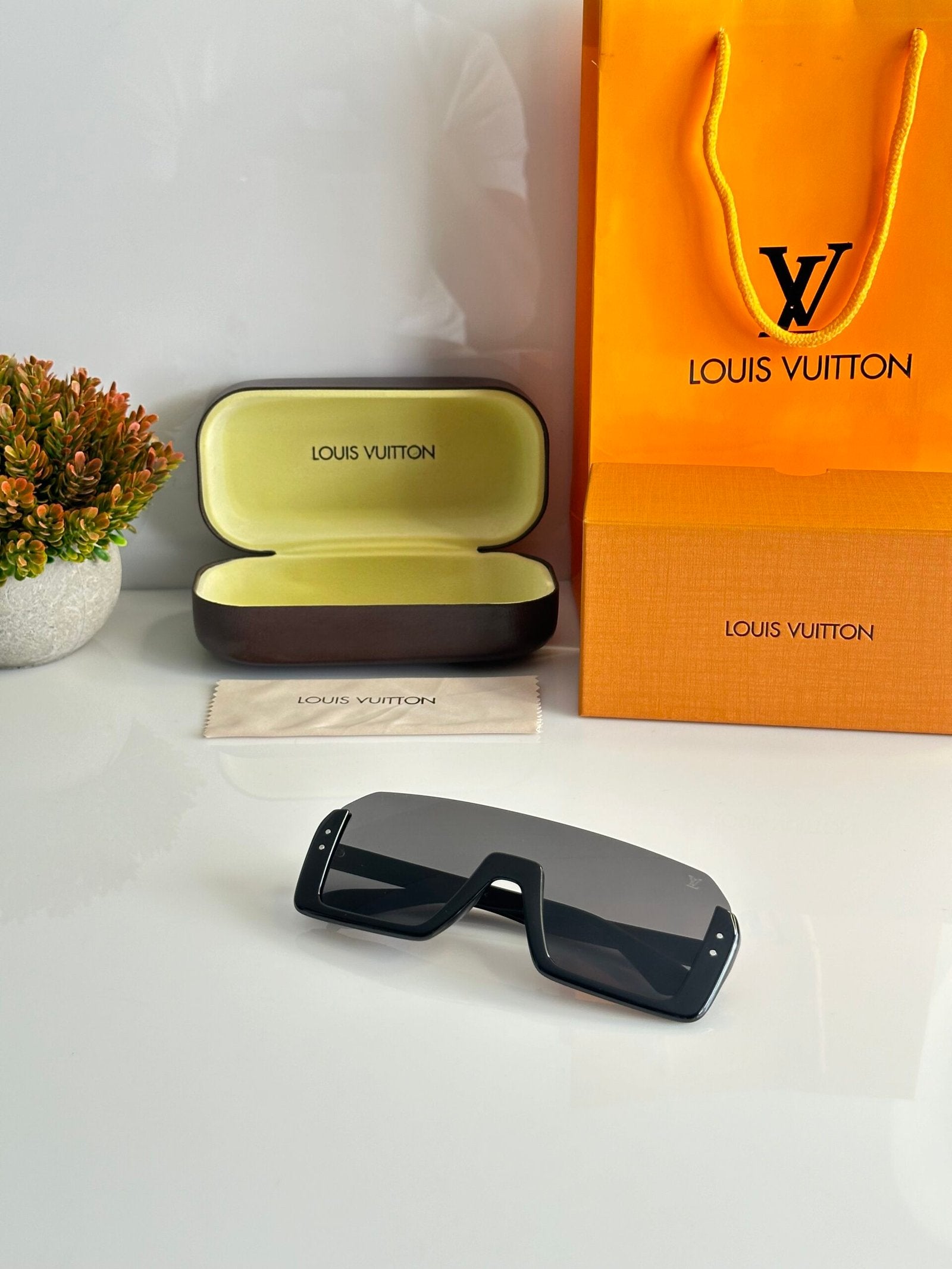 Louis_Vuitton_8541_Black