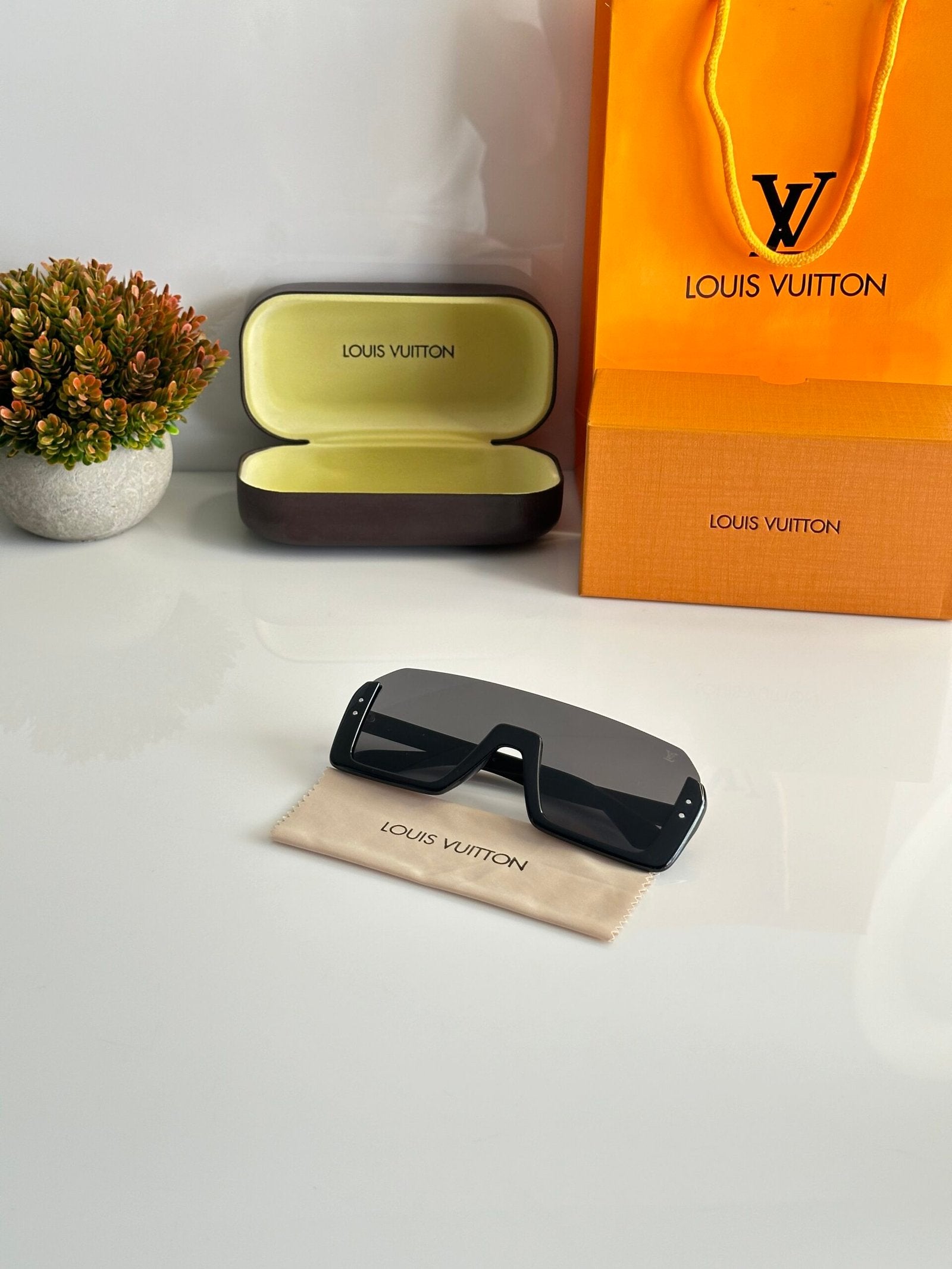Louis_Vuitton_8541_Black