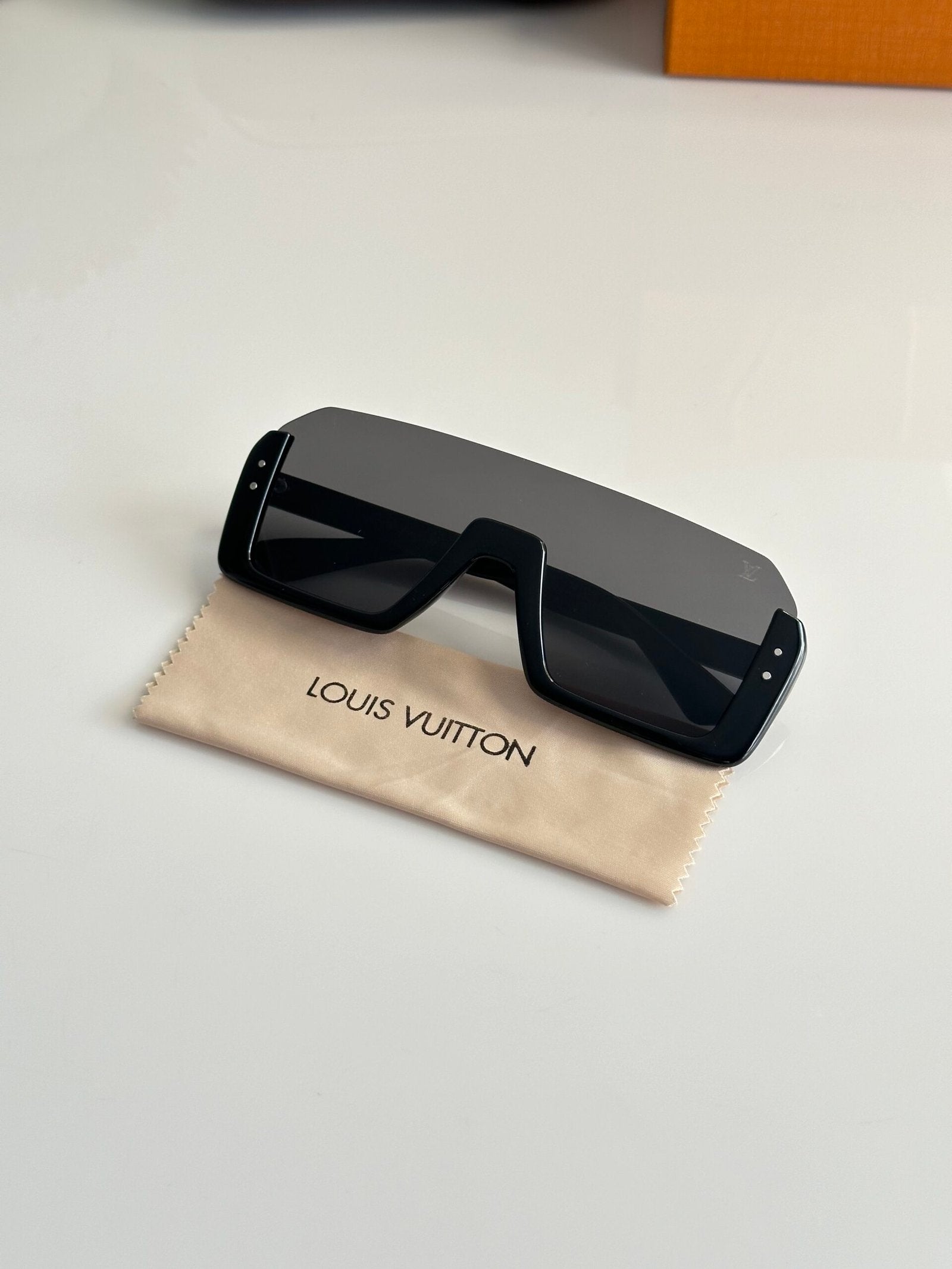 Louis_Vuitton_8541_Black