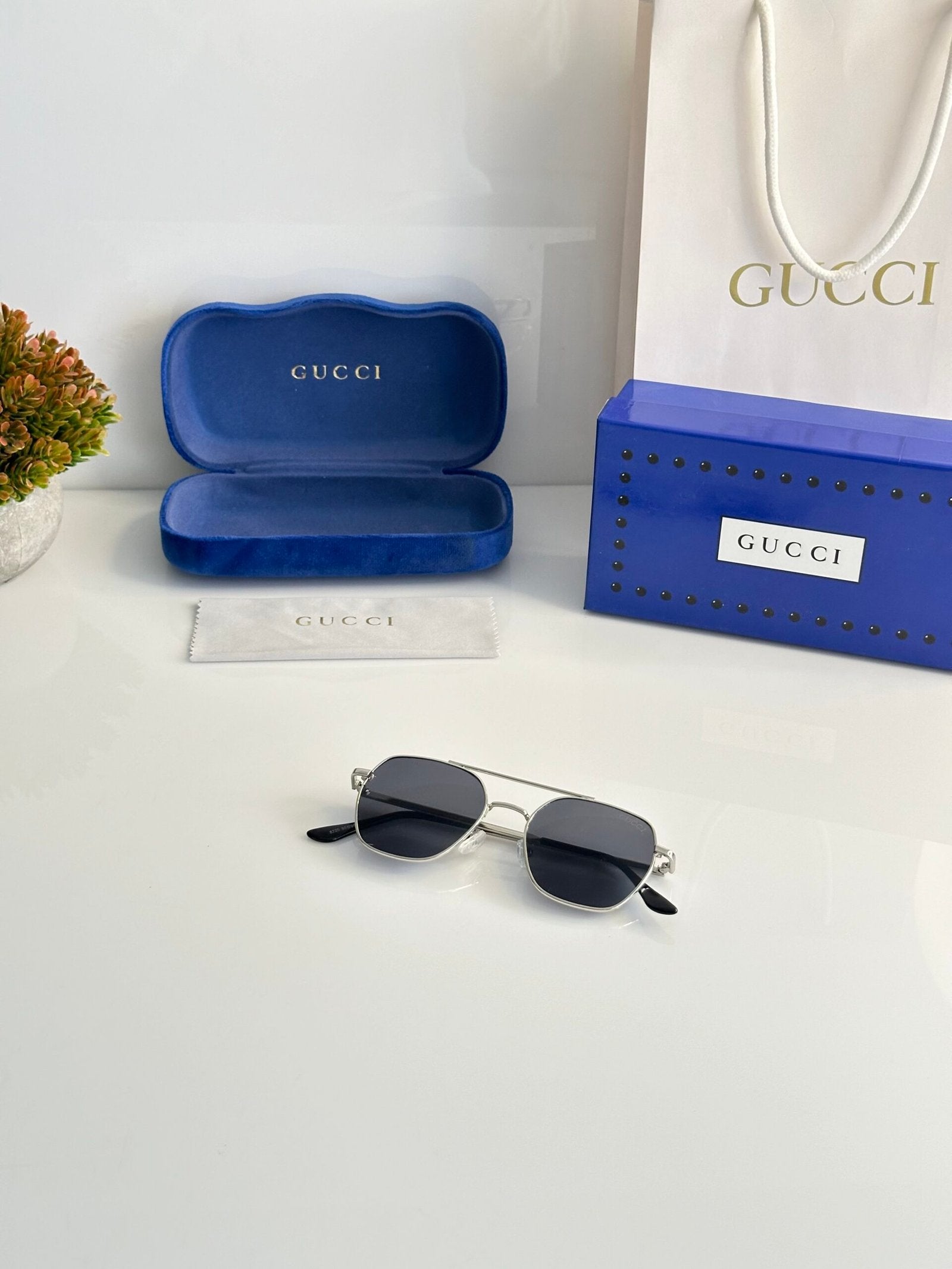 Gucci_8220_Silver_Black