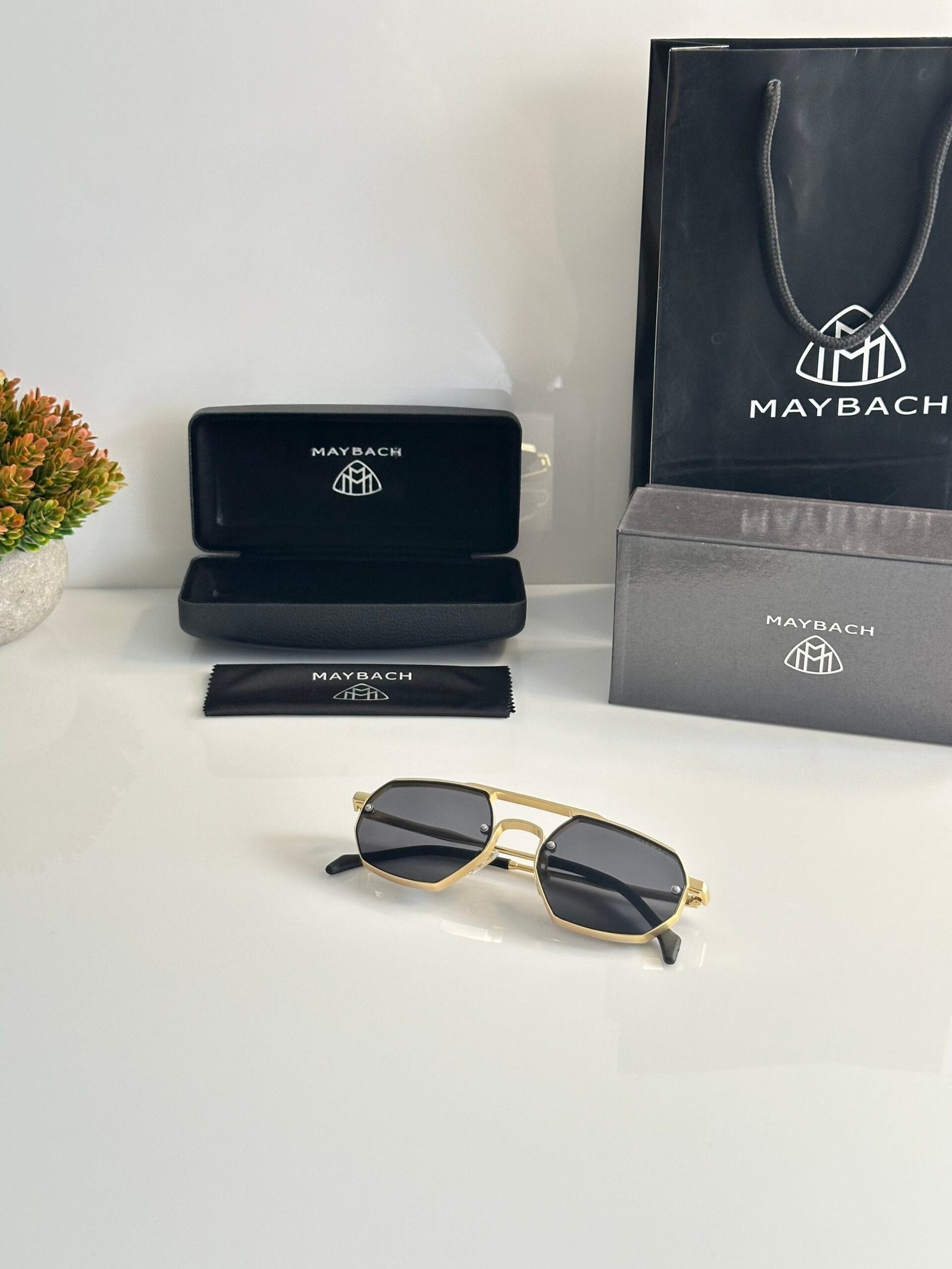 Maybach 21021 Gold Black