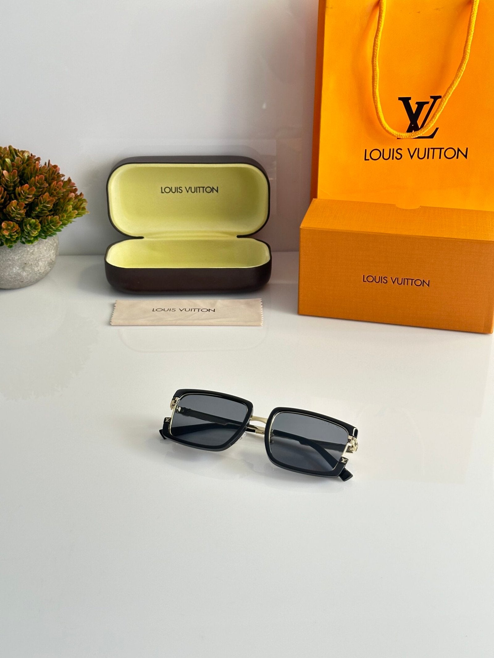 Louis_Vuitton_7295_Gold_Black