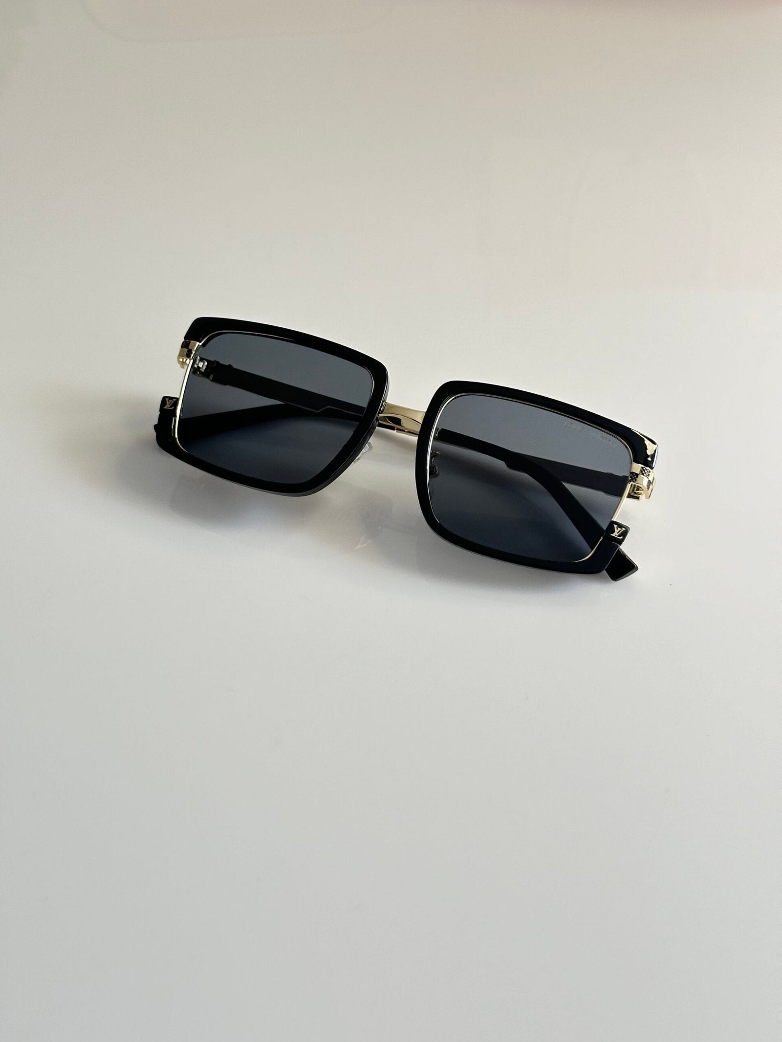 Louis_Vuitton_7295_Gold_Black