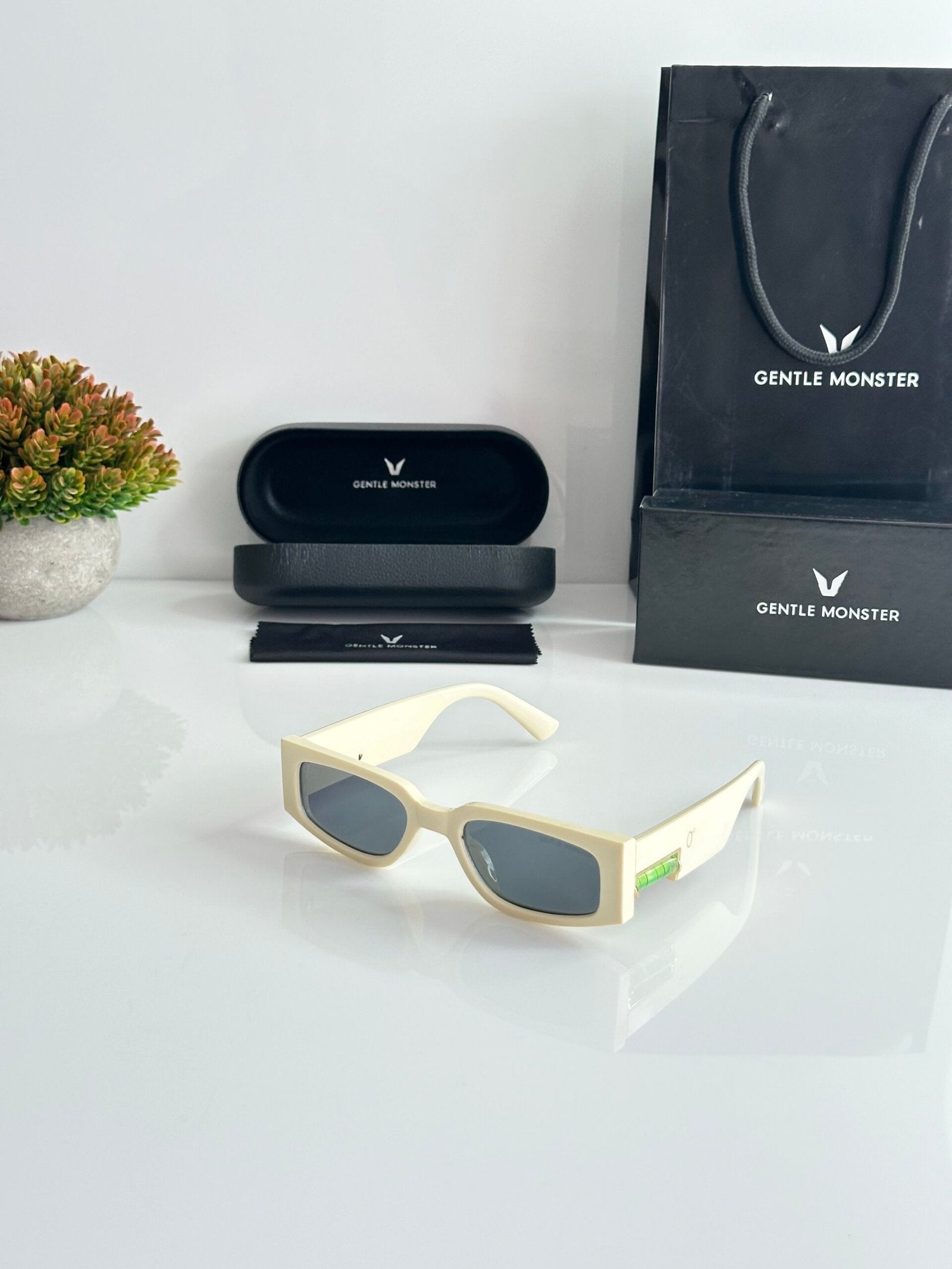 Gentle Monster 21090 Cream Black