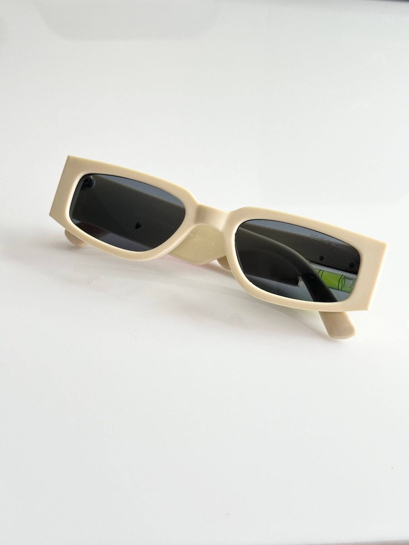 Gentle Monster 21090 Cream Black