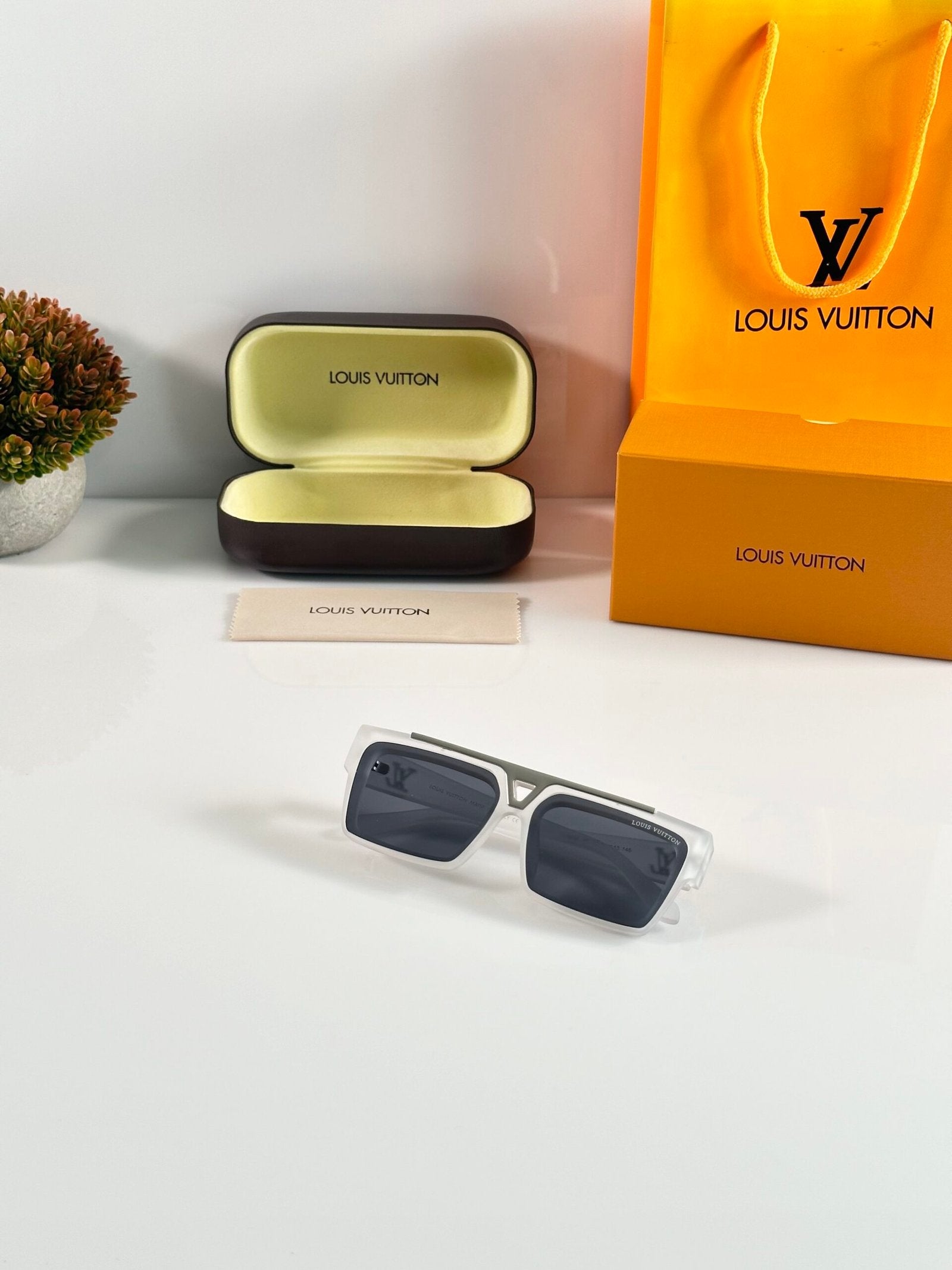 Louis_Vuitton_1984_Ice_Black