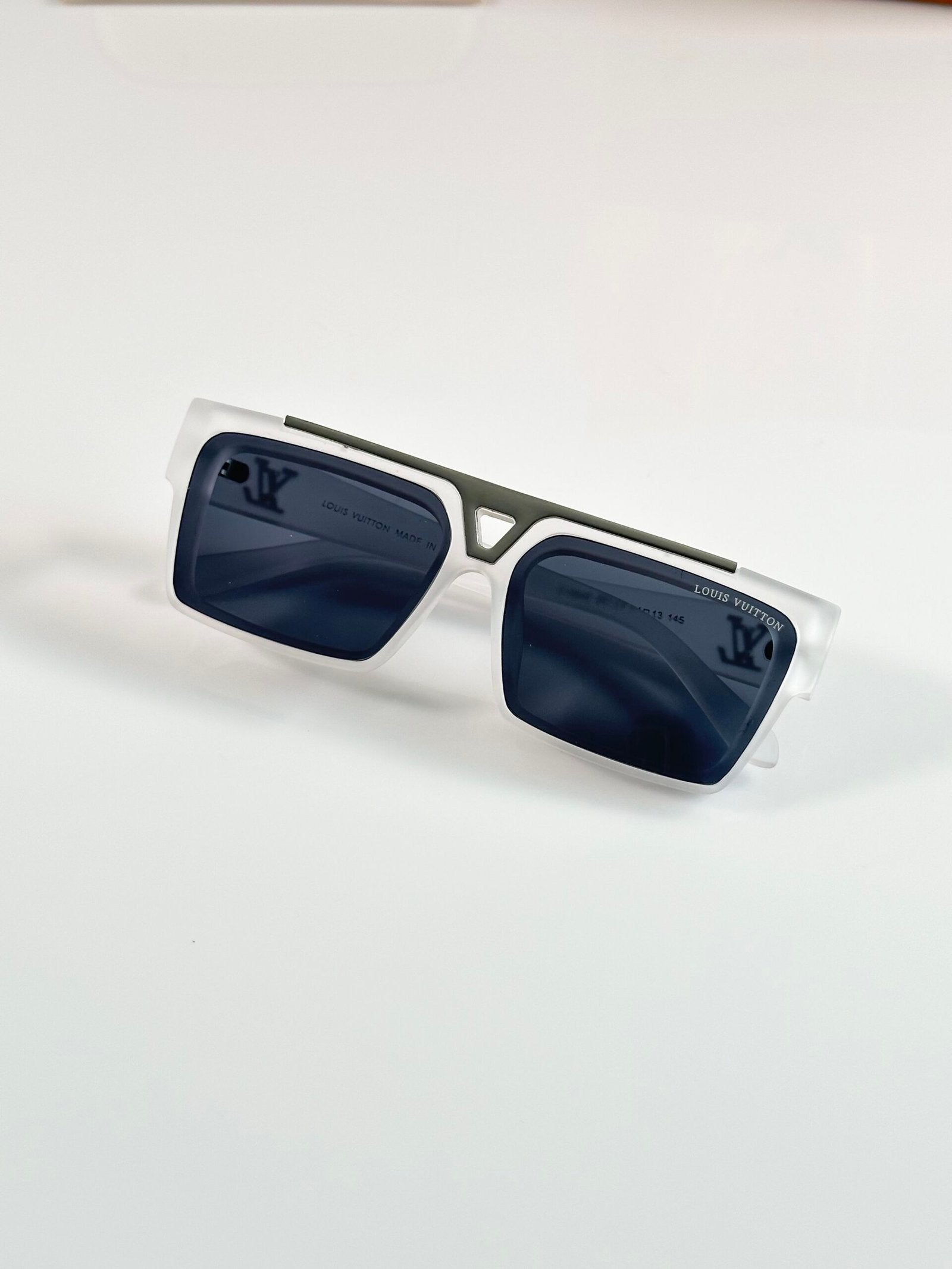 Louis_Vuitton_1984_Ice_Black