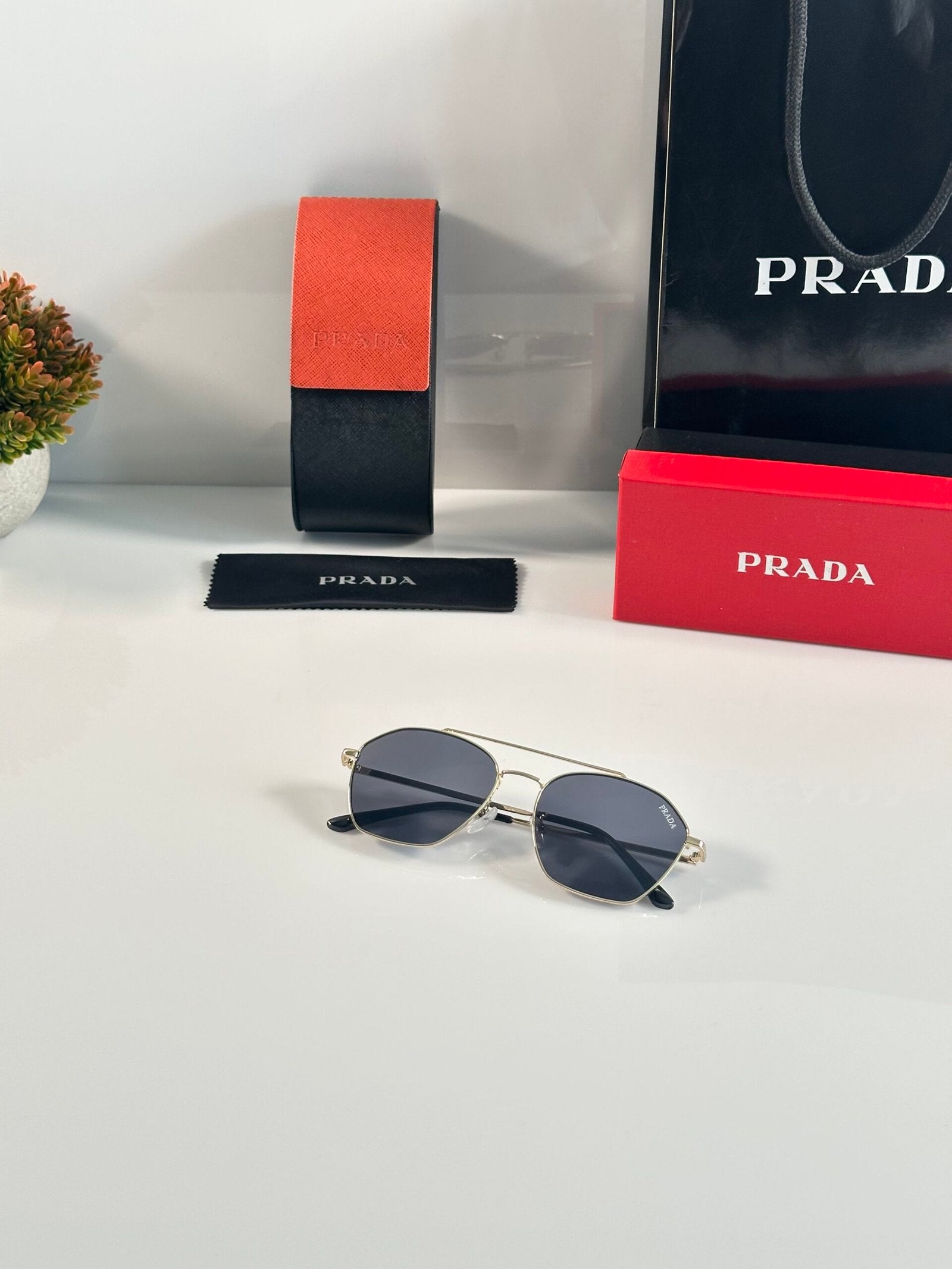 Prada_50_Gold_Black