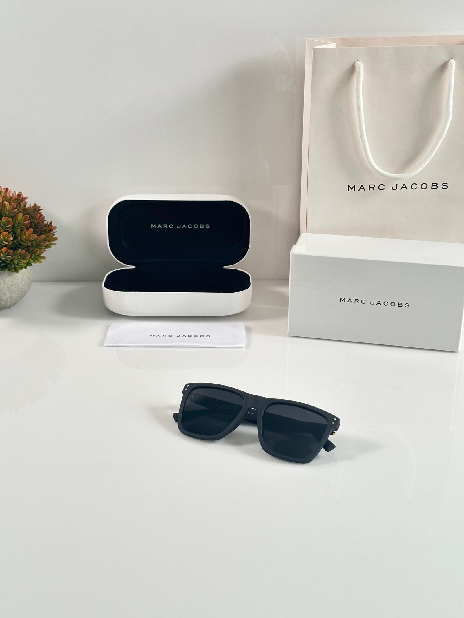 Marc Jacobs 6000 Black