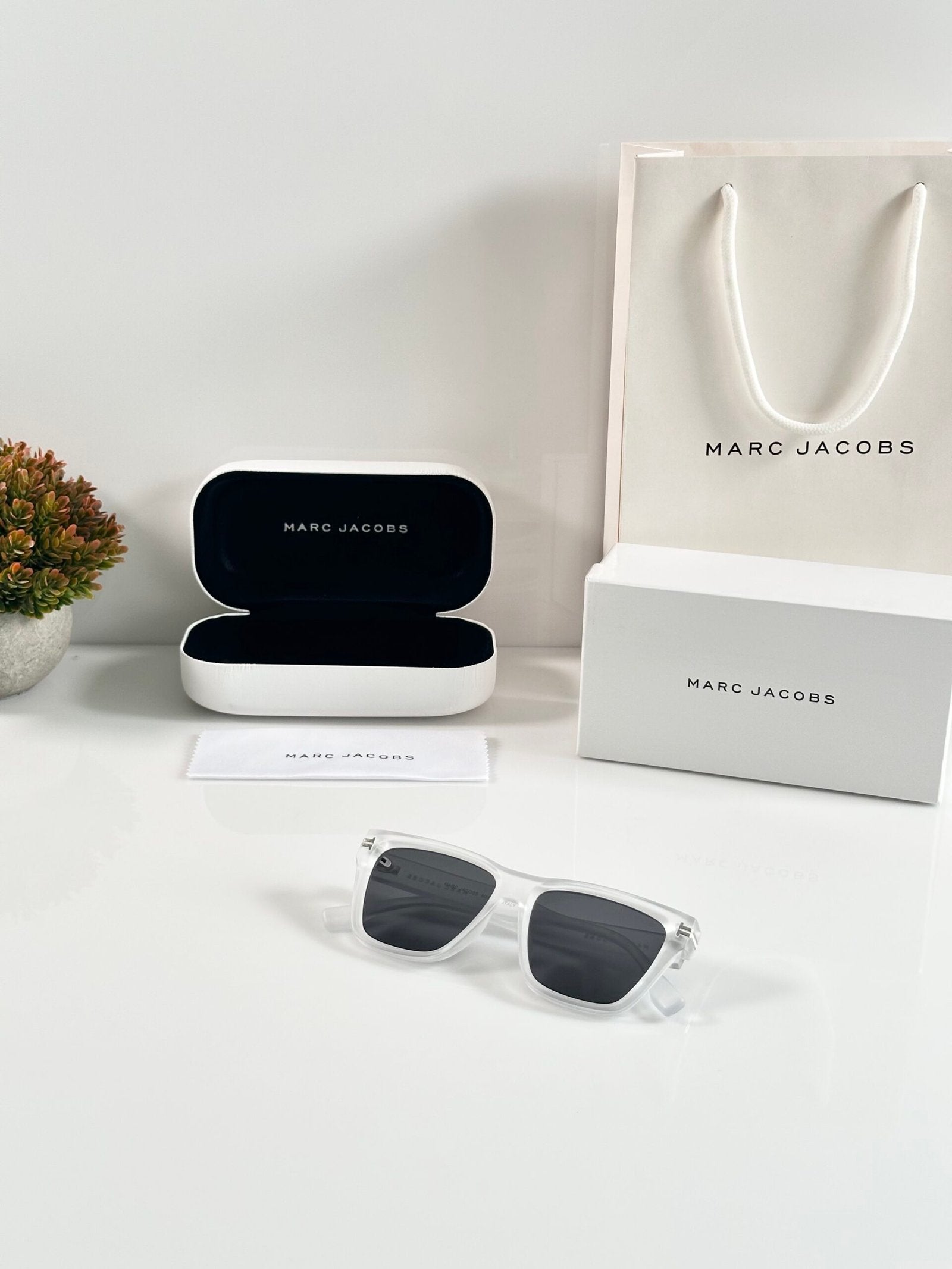 Marc Jacobs 1002 Ice Black