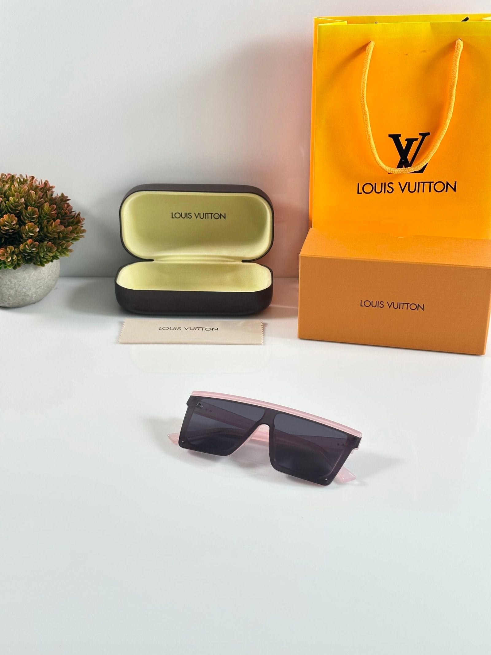 Louis_Vuitton_312_Pink_Black