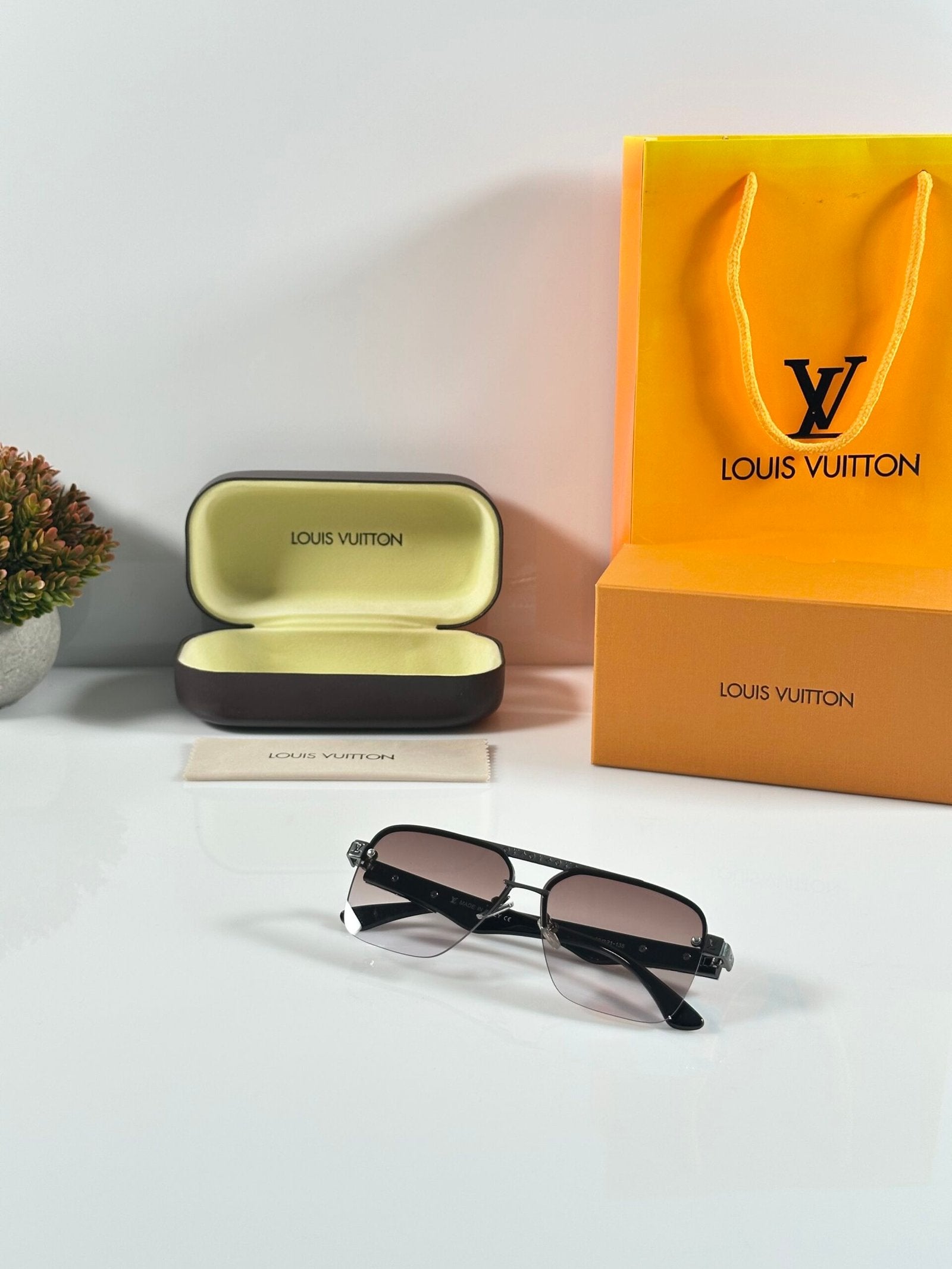 Louis_Vuitton_5125_Gun_Brown