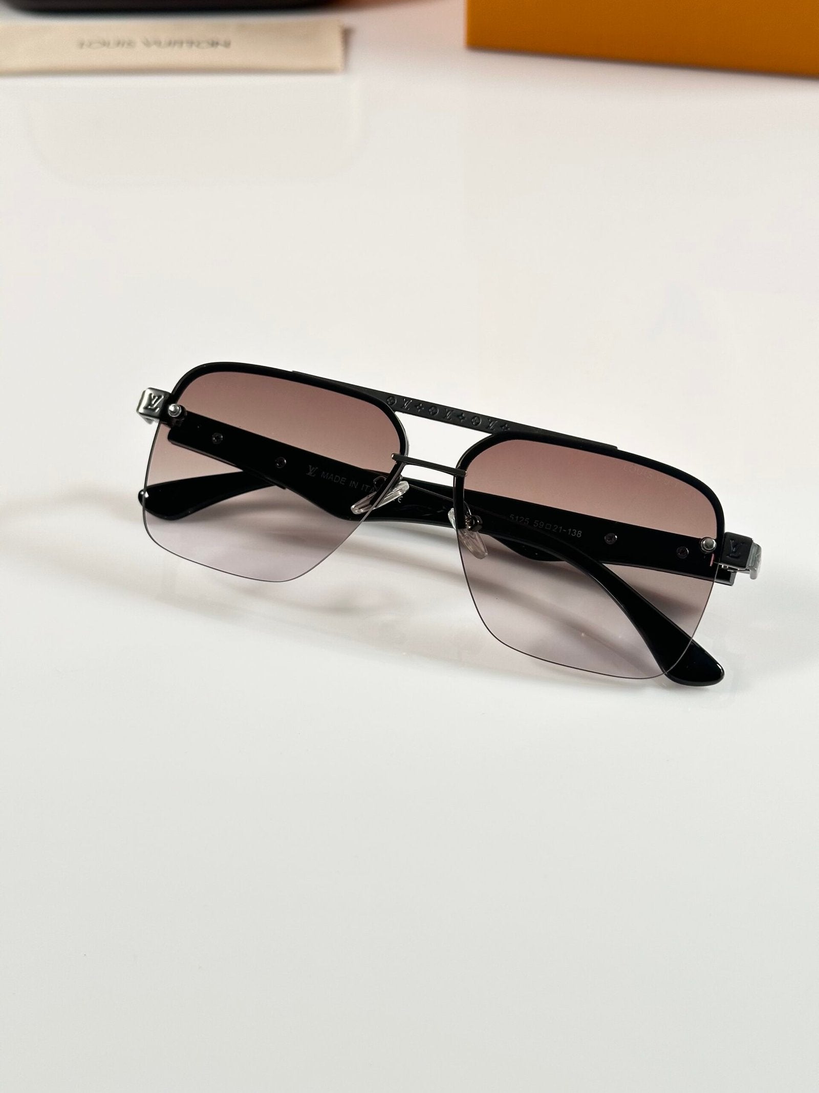 Louis_Vuitton_5125_Gun_Brown