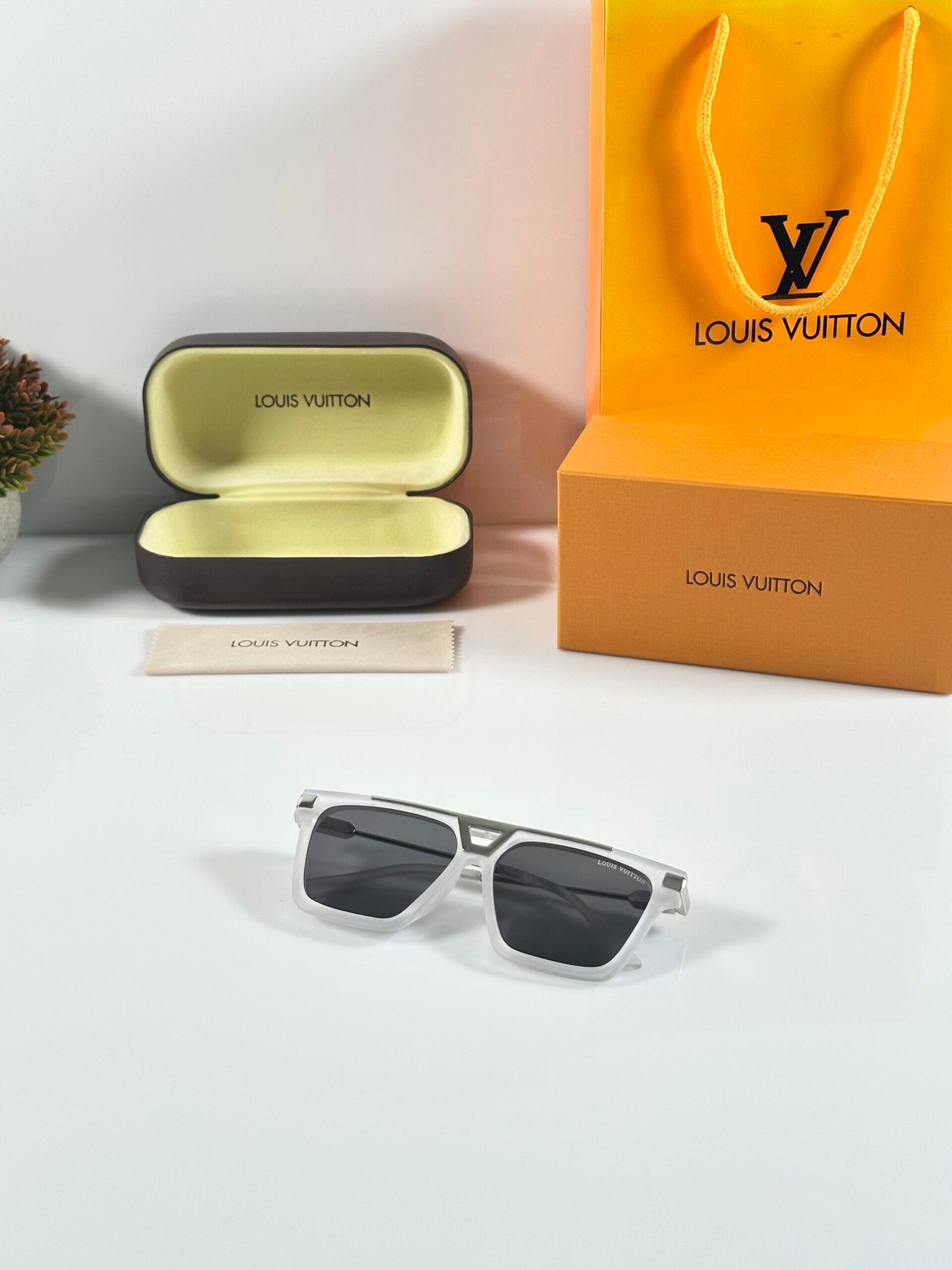 Louis_Vuitton_1230_Ice_Black