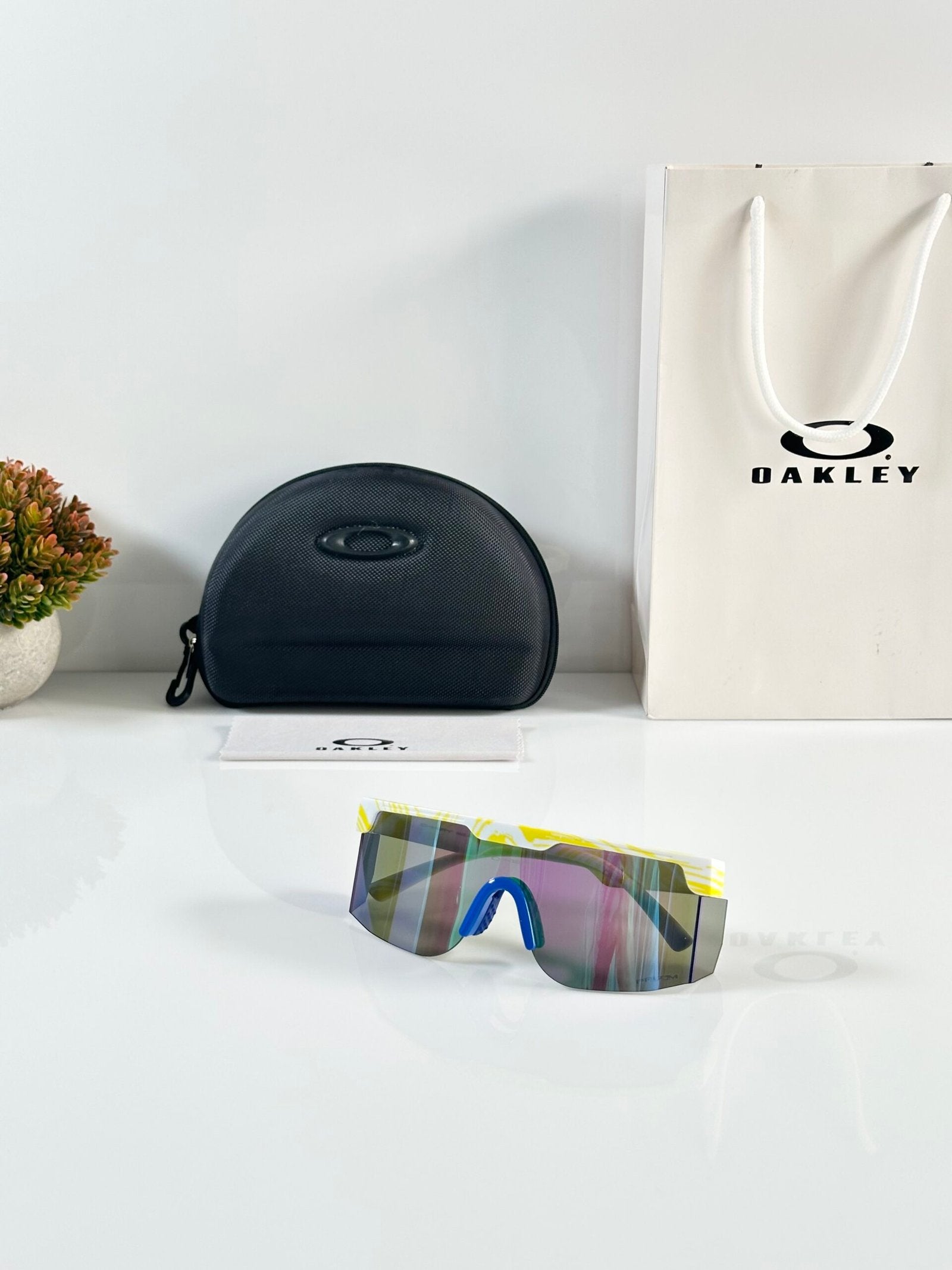 Oakley_9957_Yellow_Blue_Revo