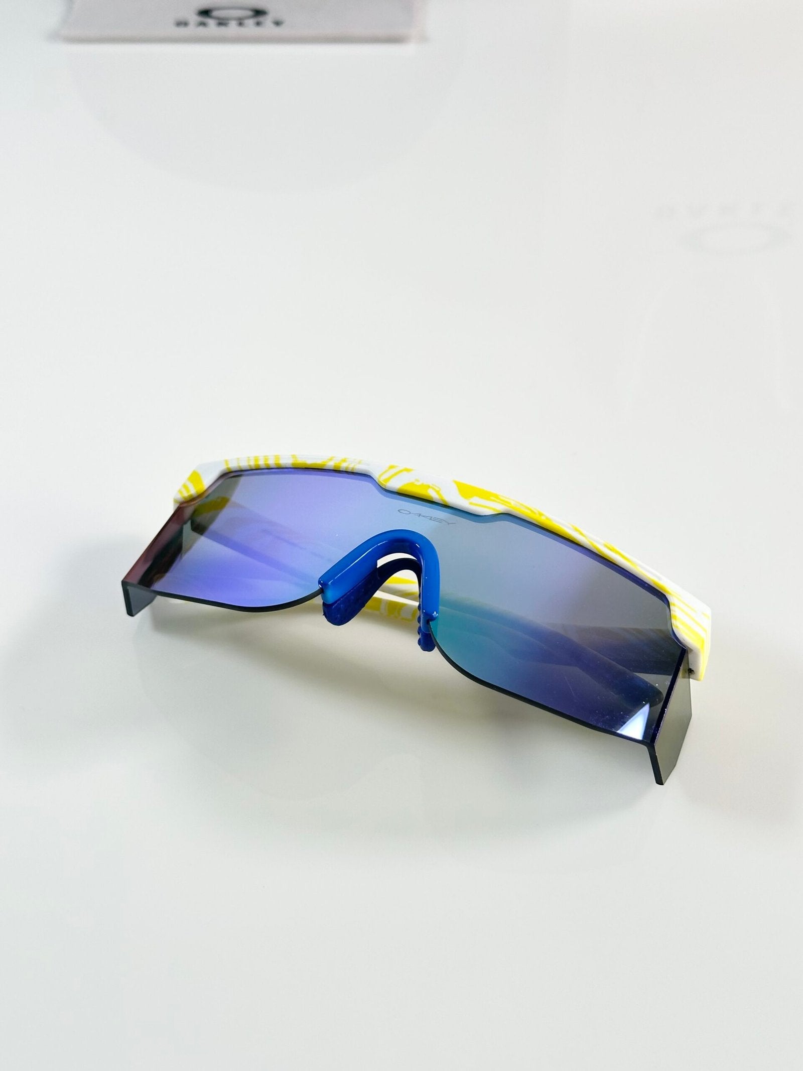 Oakley_9957_Yellow_Blue_Revo