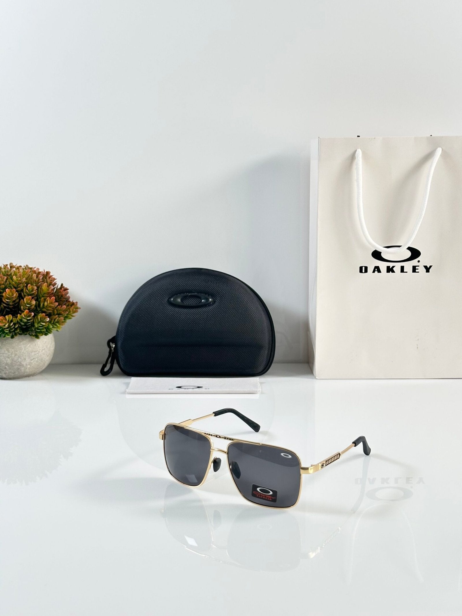 Oakley_8922_Gold_Black