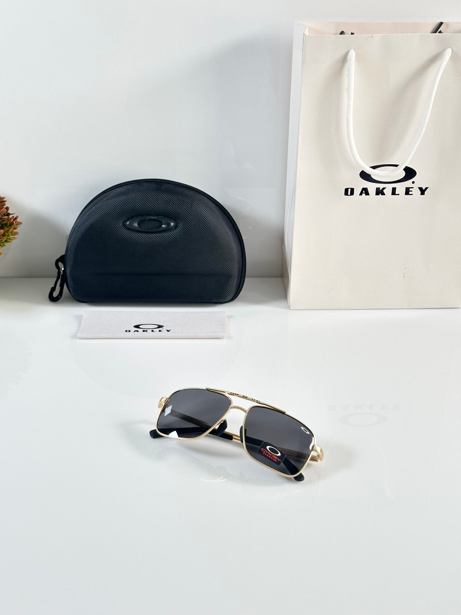 Oakley_8922_Gold_Black