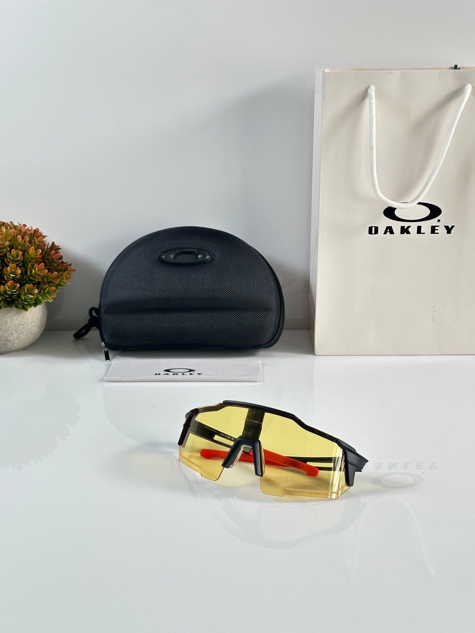 Oakley_668_Black_Yellow
