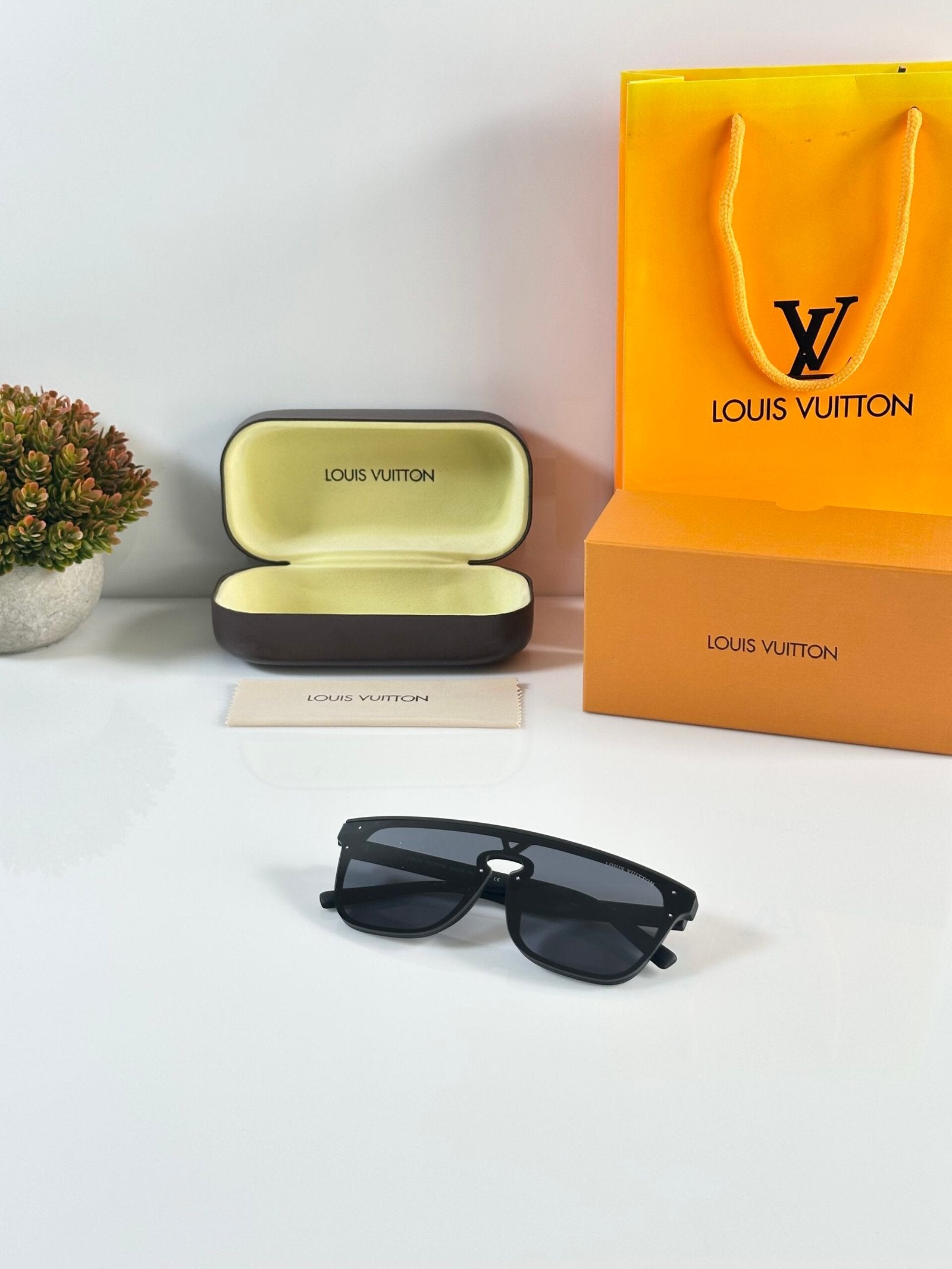 Louis_Vuitton_1822_Black