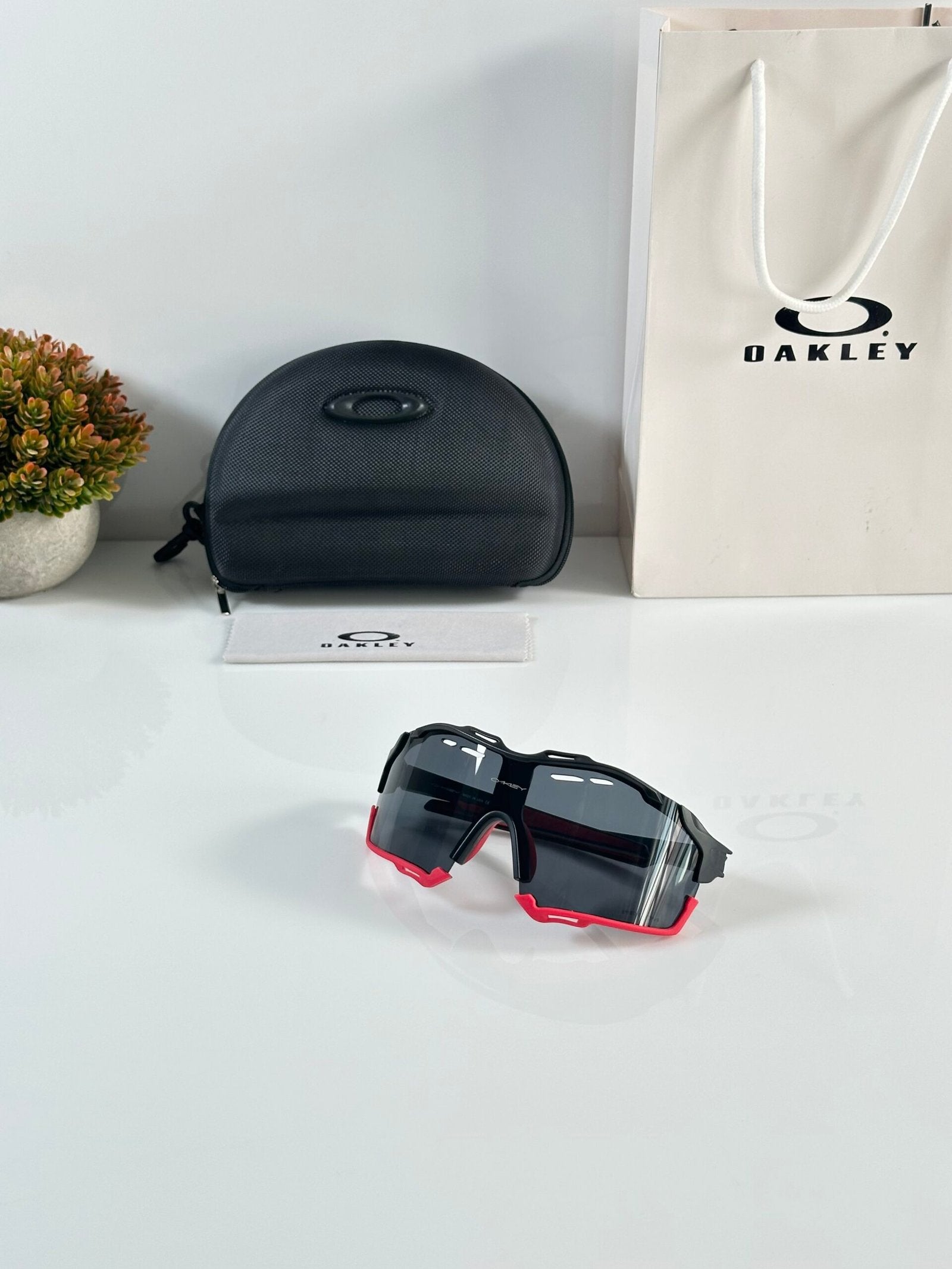 Oakley_8241_Black_Red