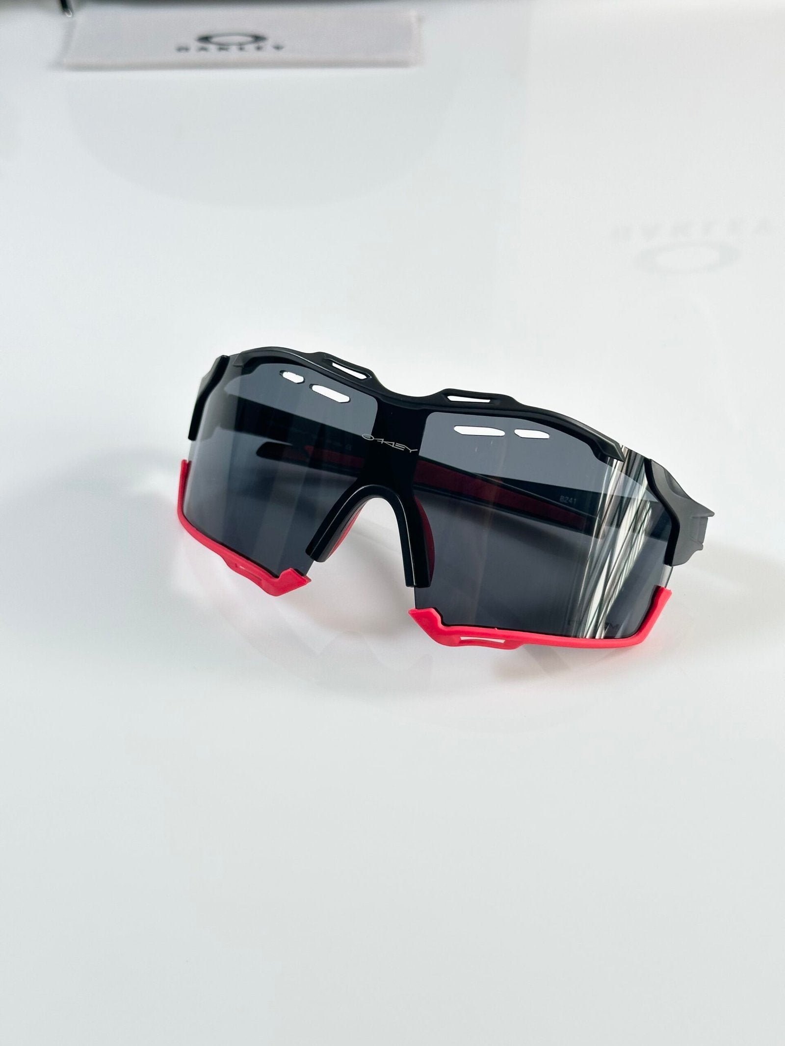 Oakley_8241_Black_Red