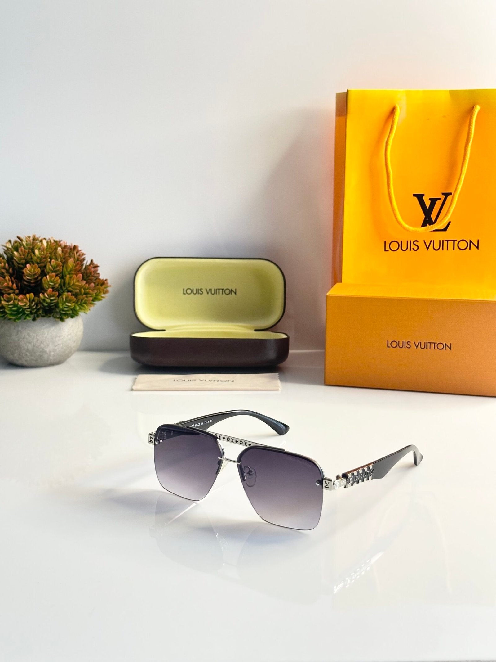 Louis_Vuitton_5125_Silver_Black_DC