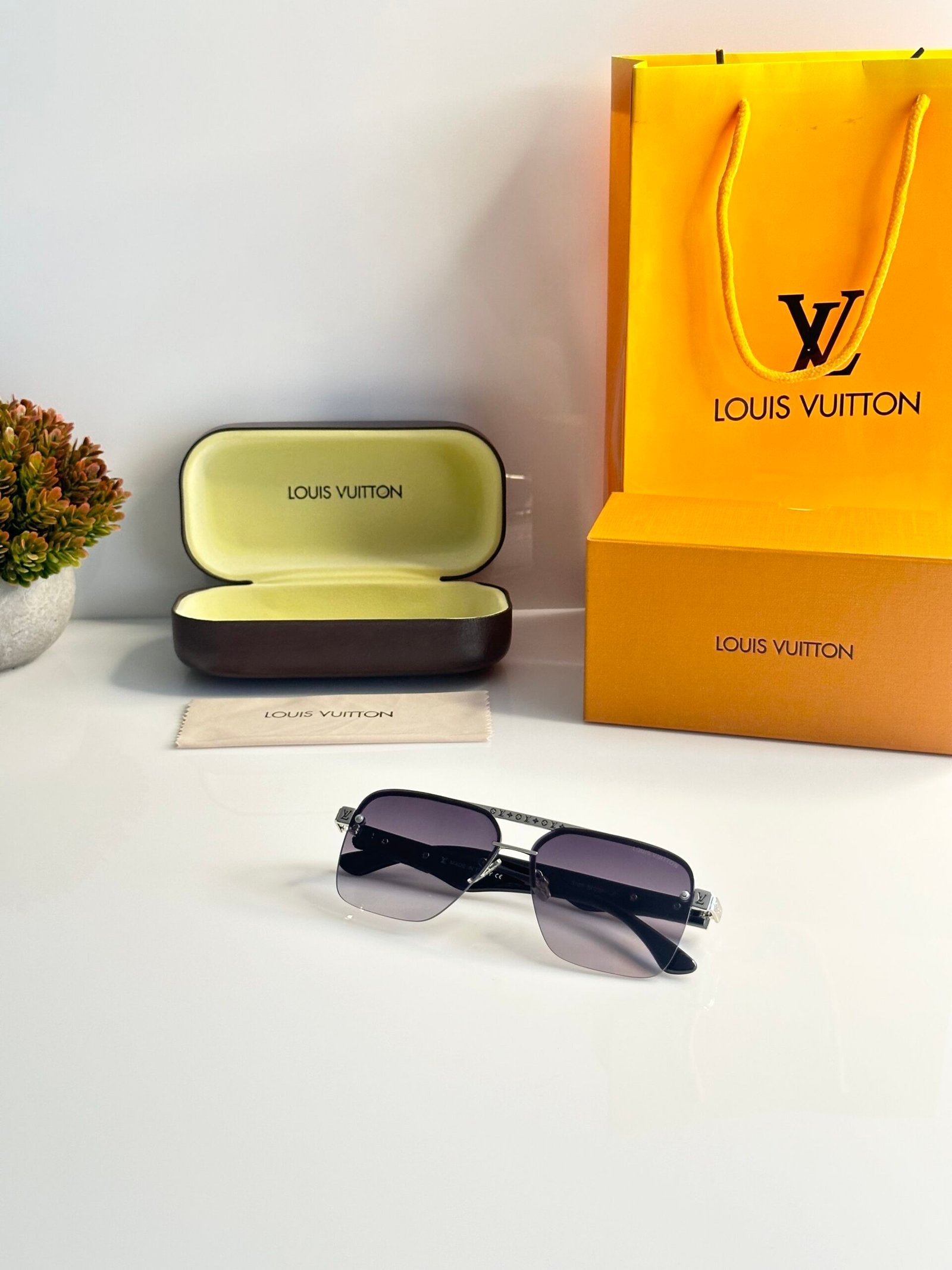 Louis_Vuitton_5125_Silver_Black_DC