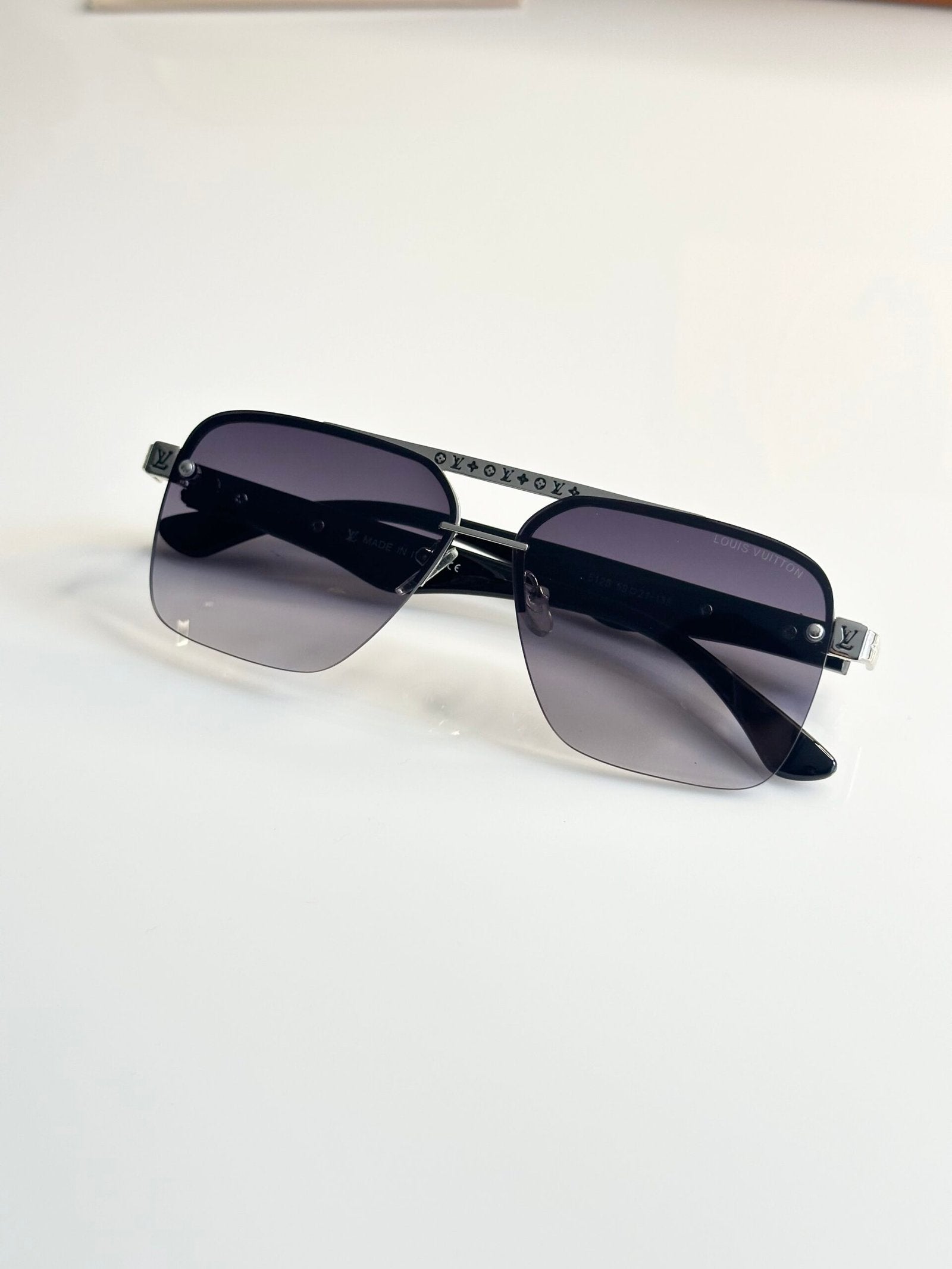 Louis_Vuitton_5125_Silver_Black_DC