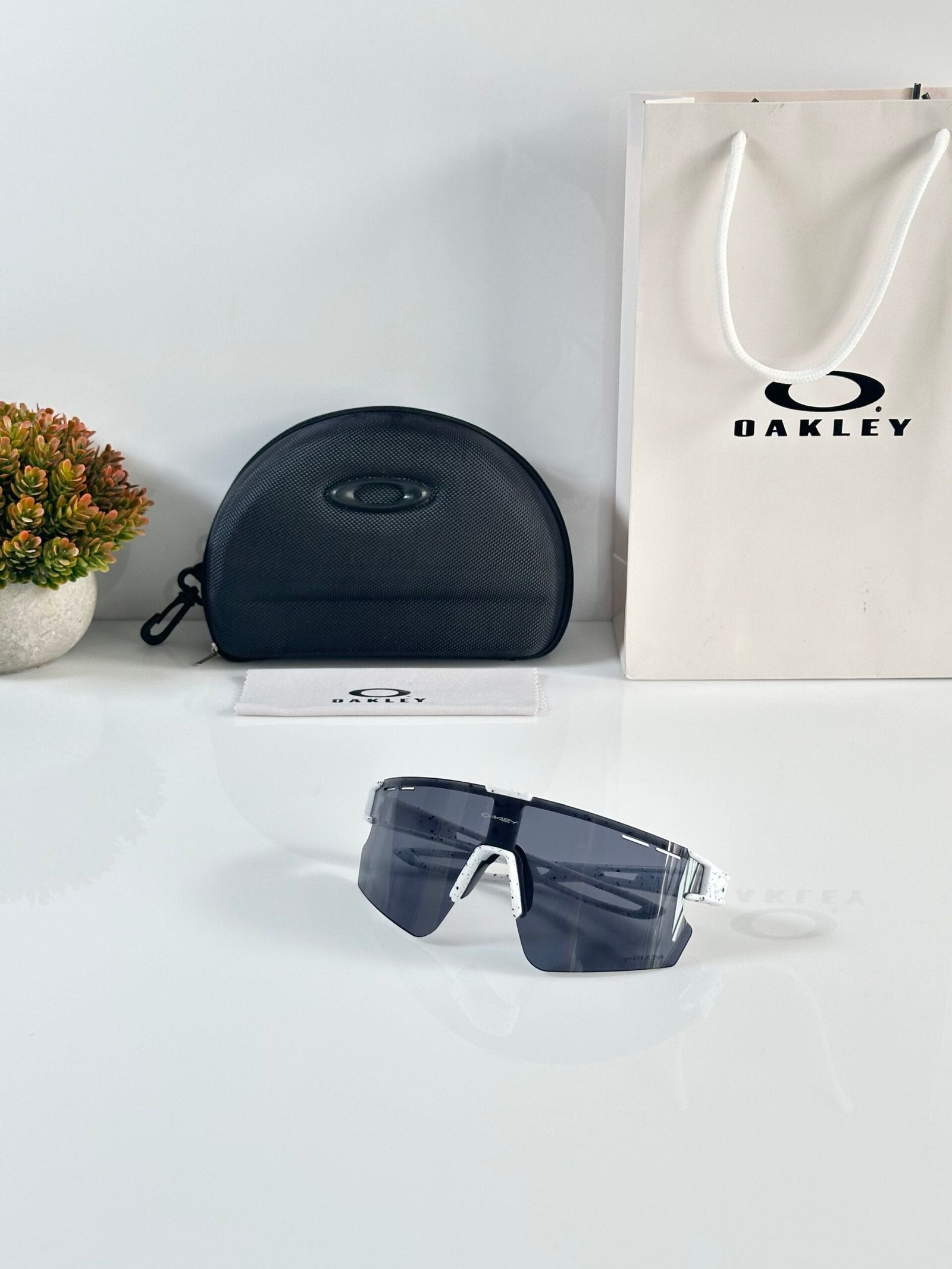 Oak 2305 Black White