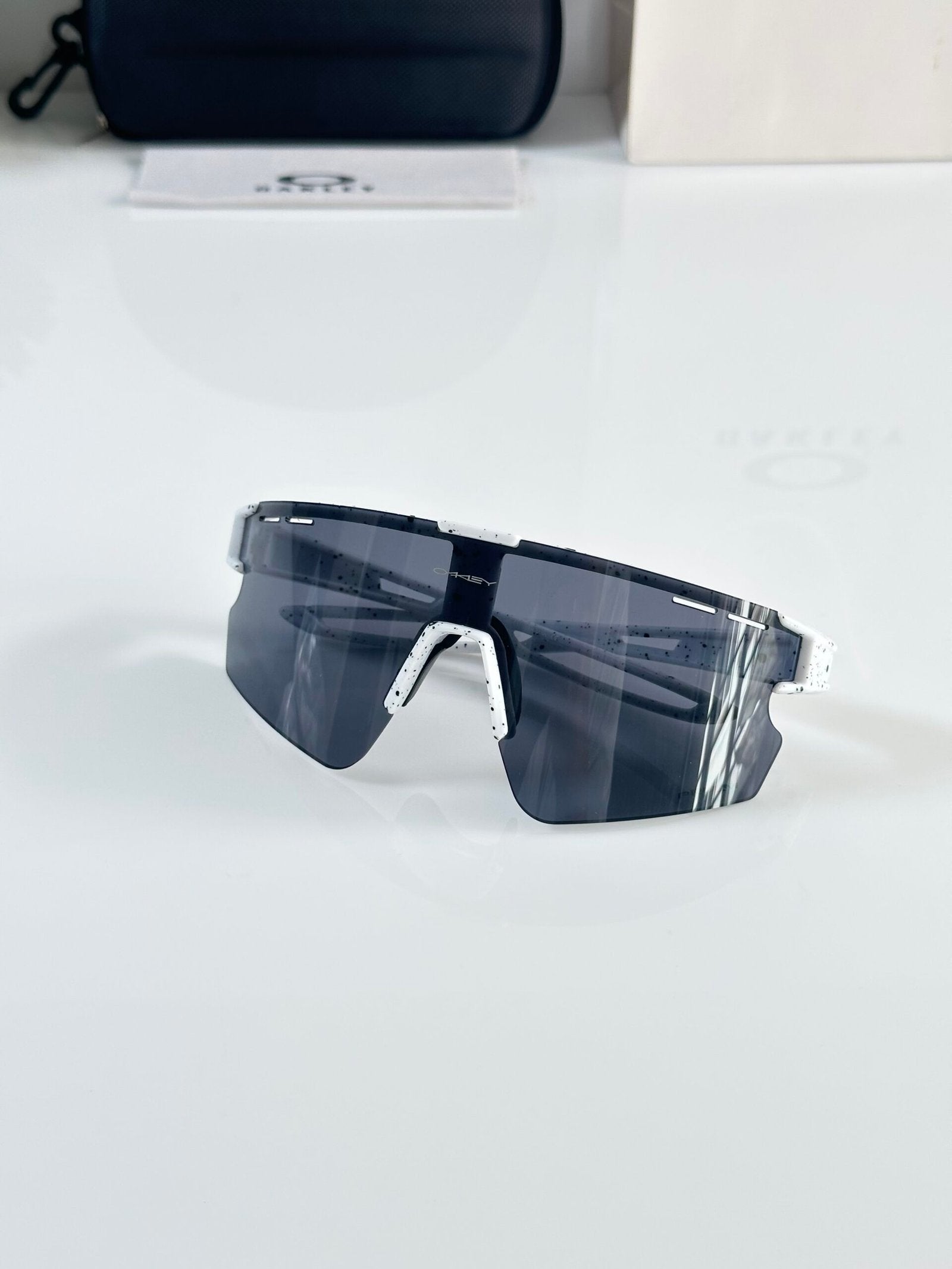 Oak 2305 Black White