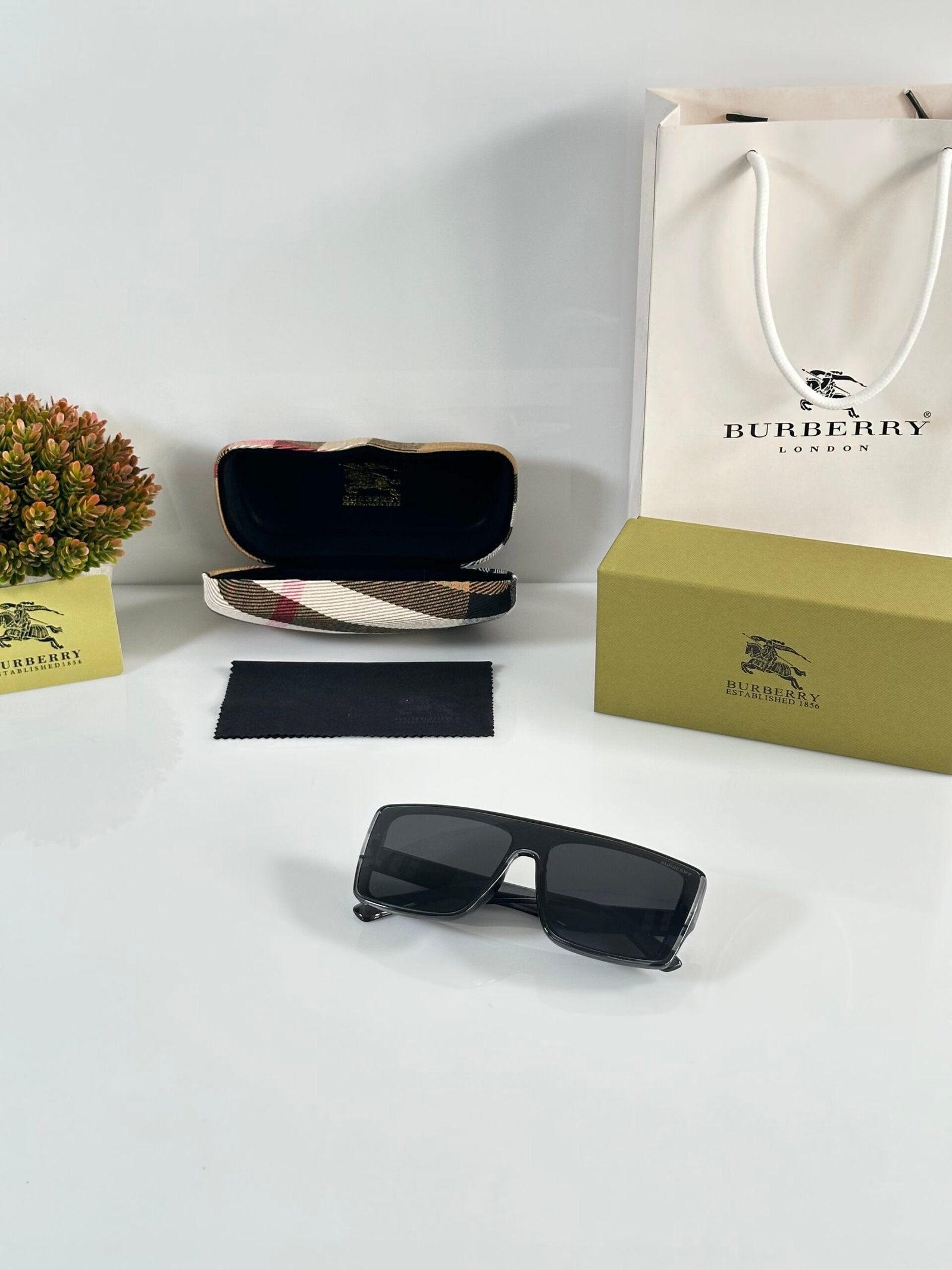 Burberry_9059_Grey_Black
