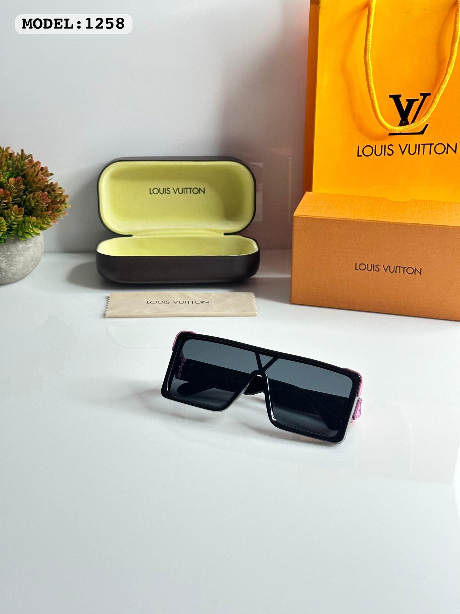 Louis_Vuitton_1258_Black
