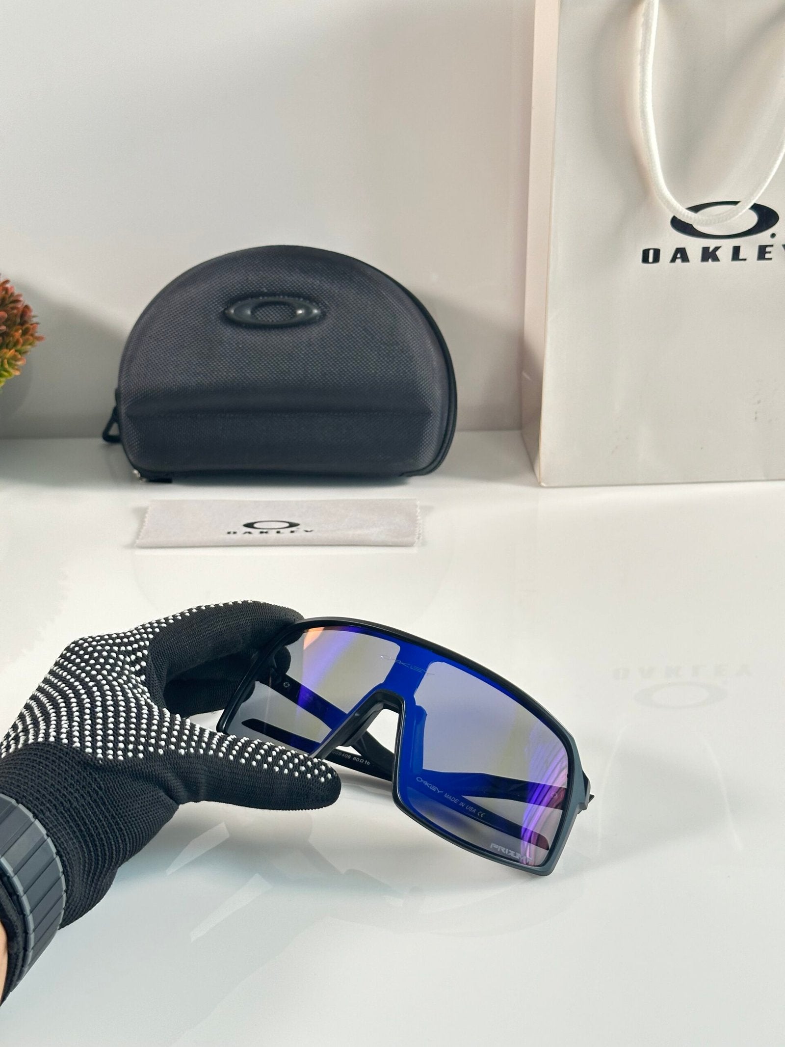 Oakley_9406_Black_Blue_Revo