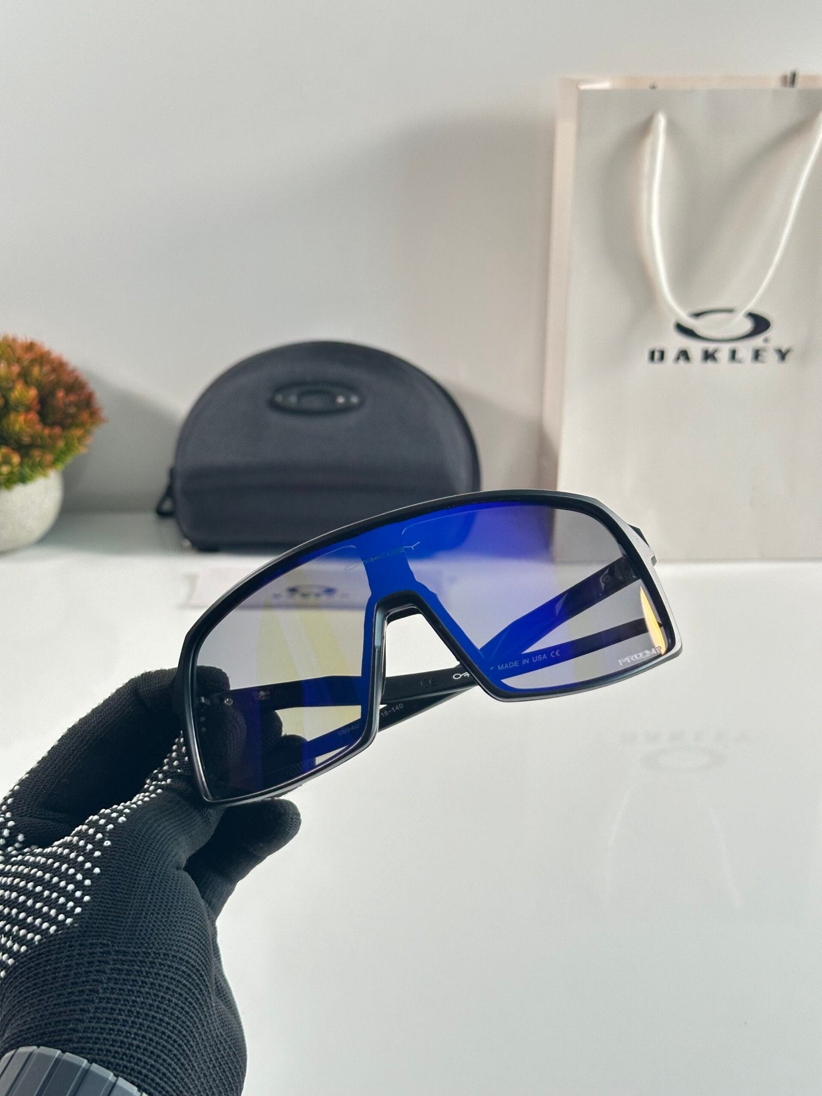 Oakley_9406_Black_Blue_Revo