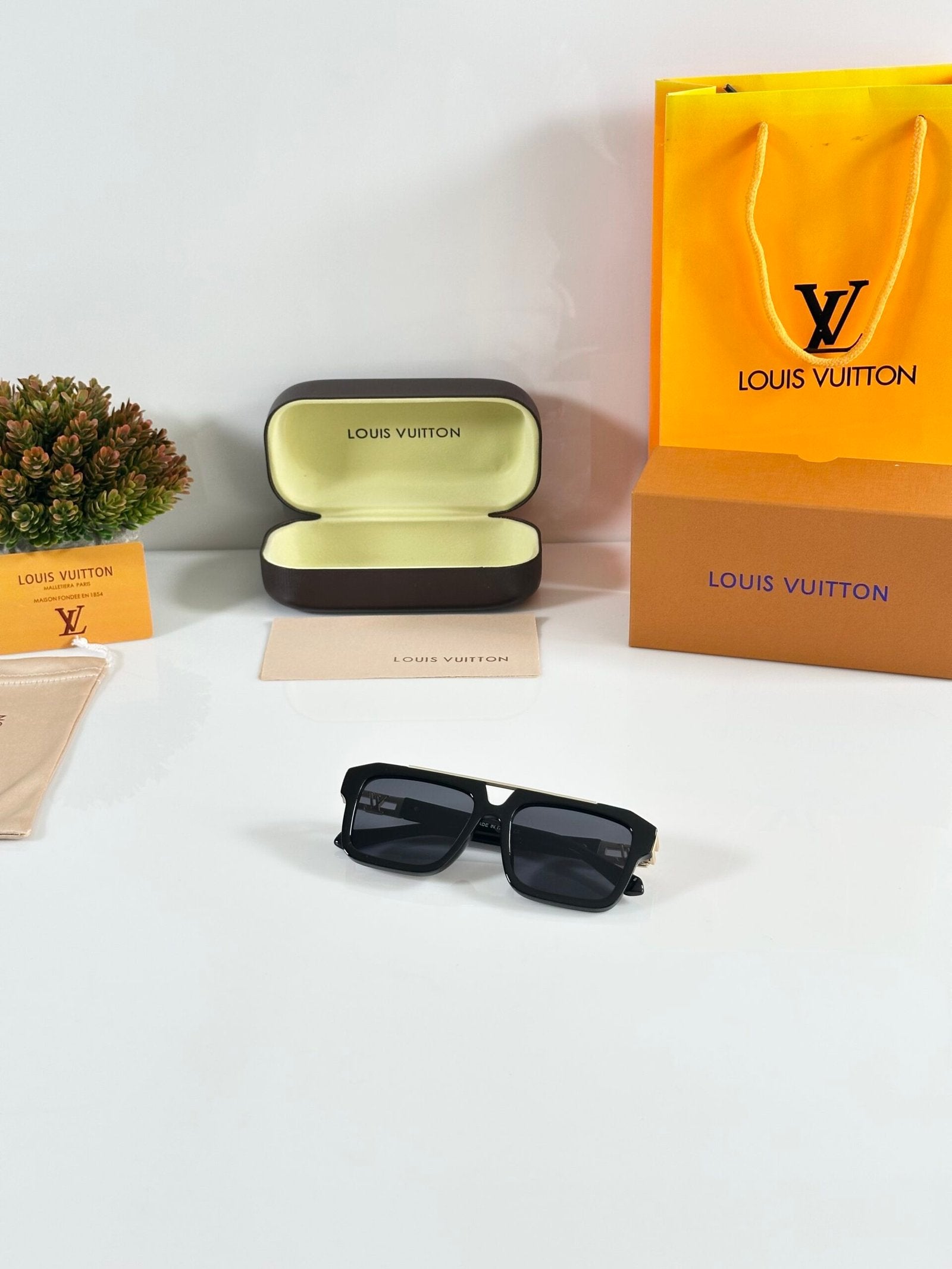 Louis_Vuitton_121_Gold_Black