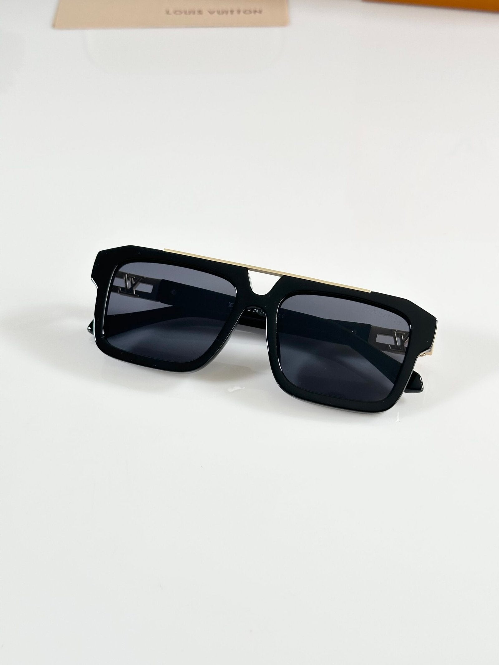 Louis_Vuitton_121_Gold_Black