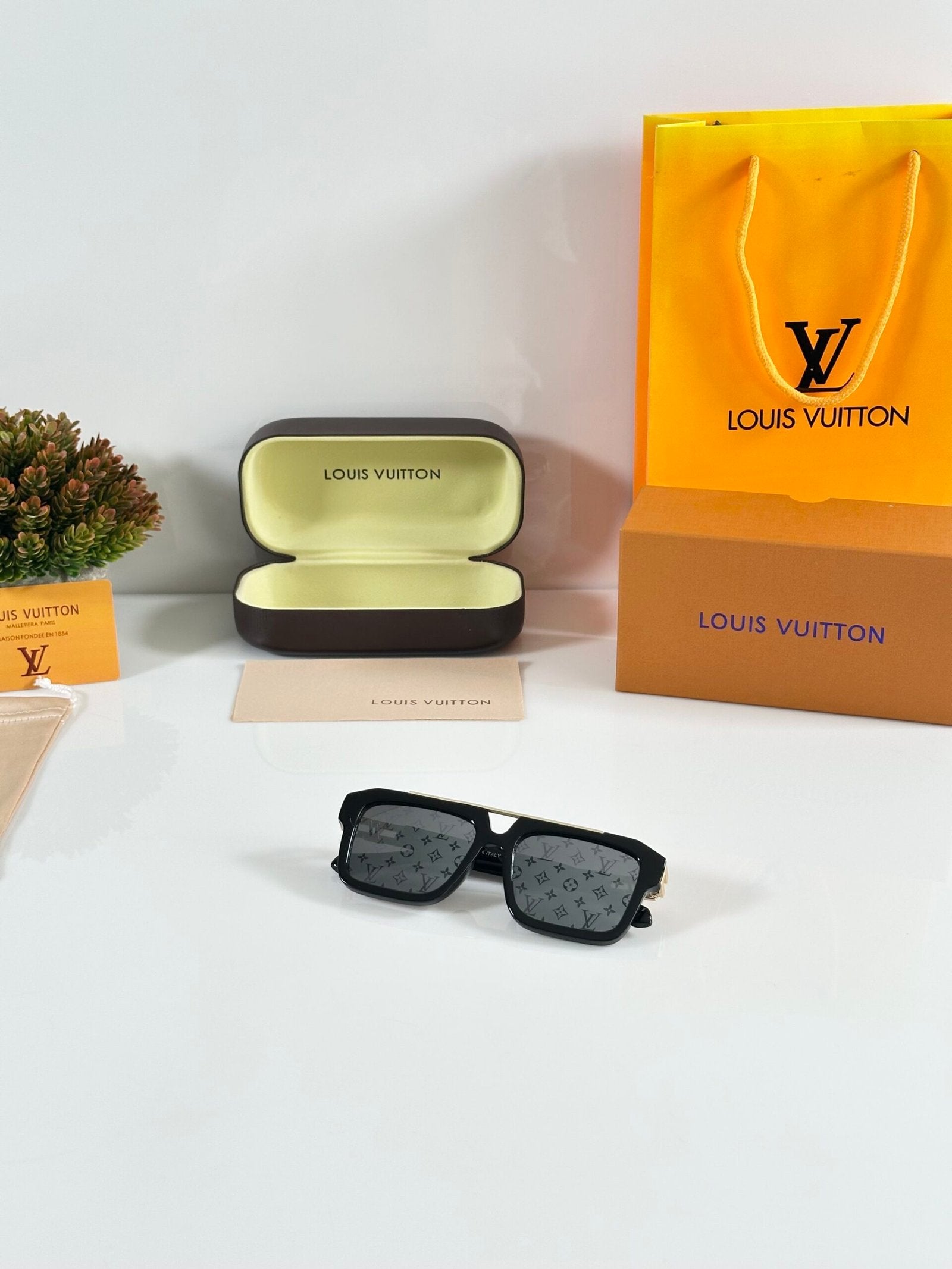 Louis_Vuitton_121_Printed_Gold_Black