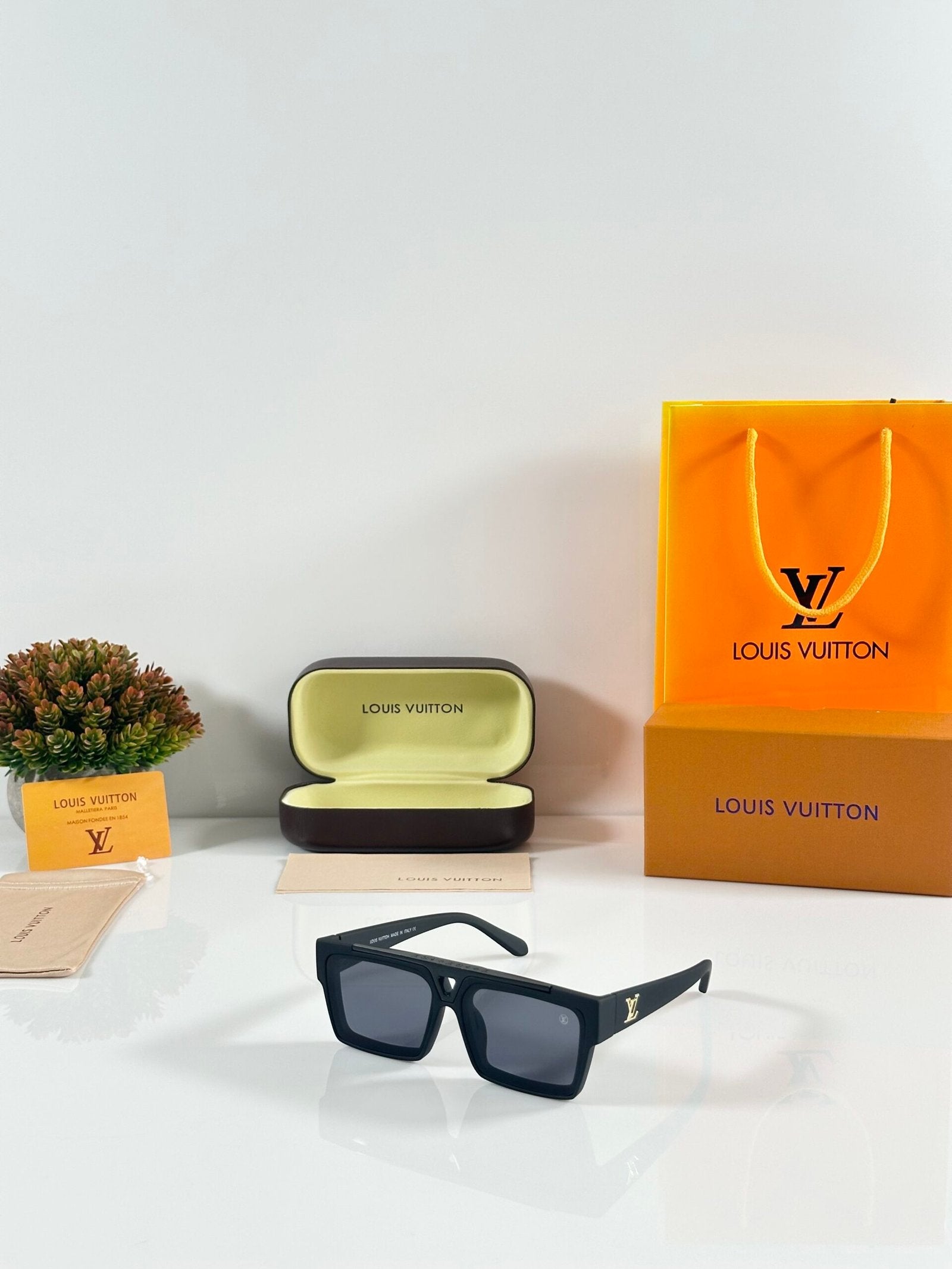 LV 1984 Black
