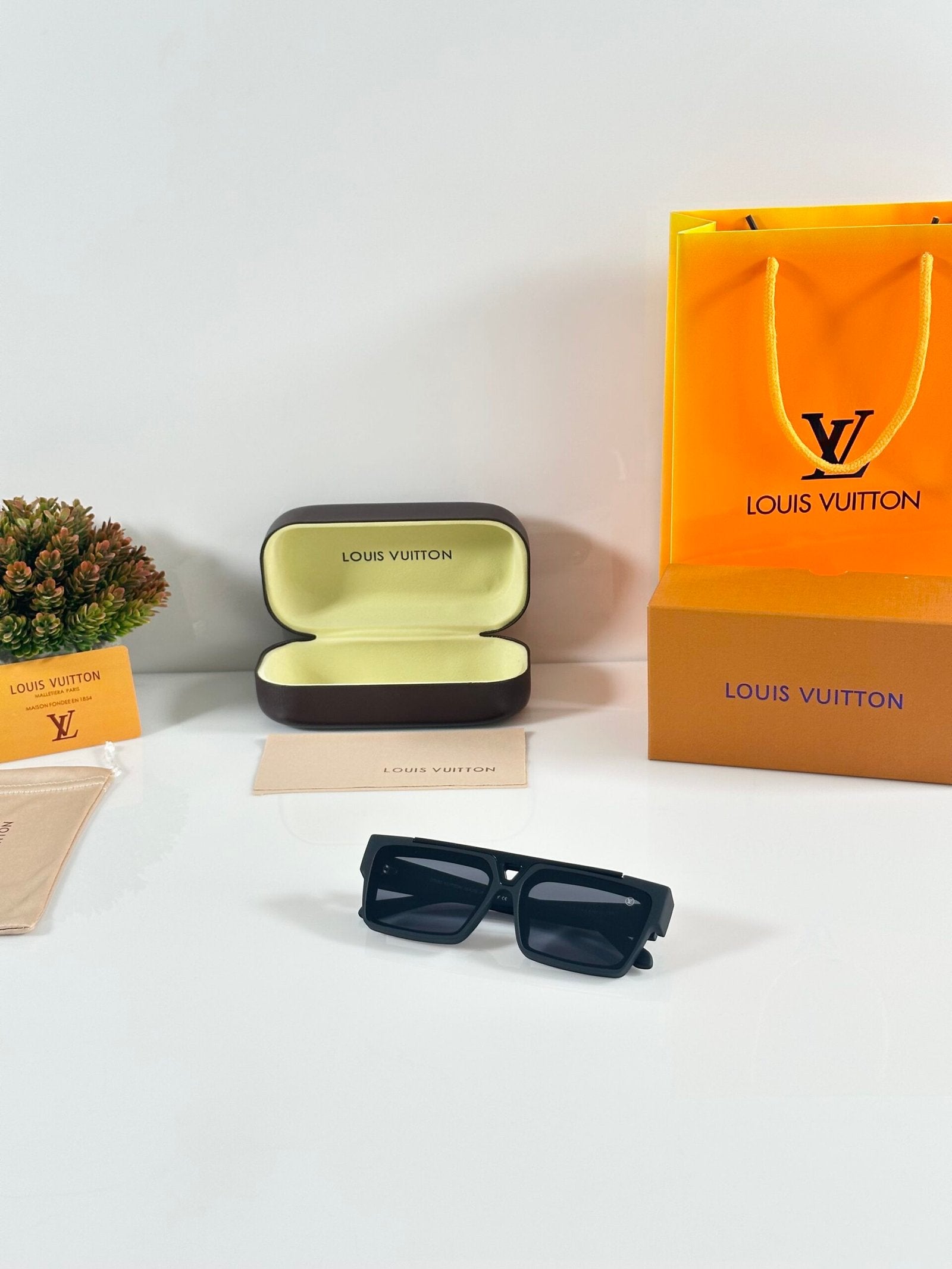 LV 1984 Black