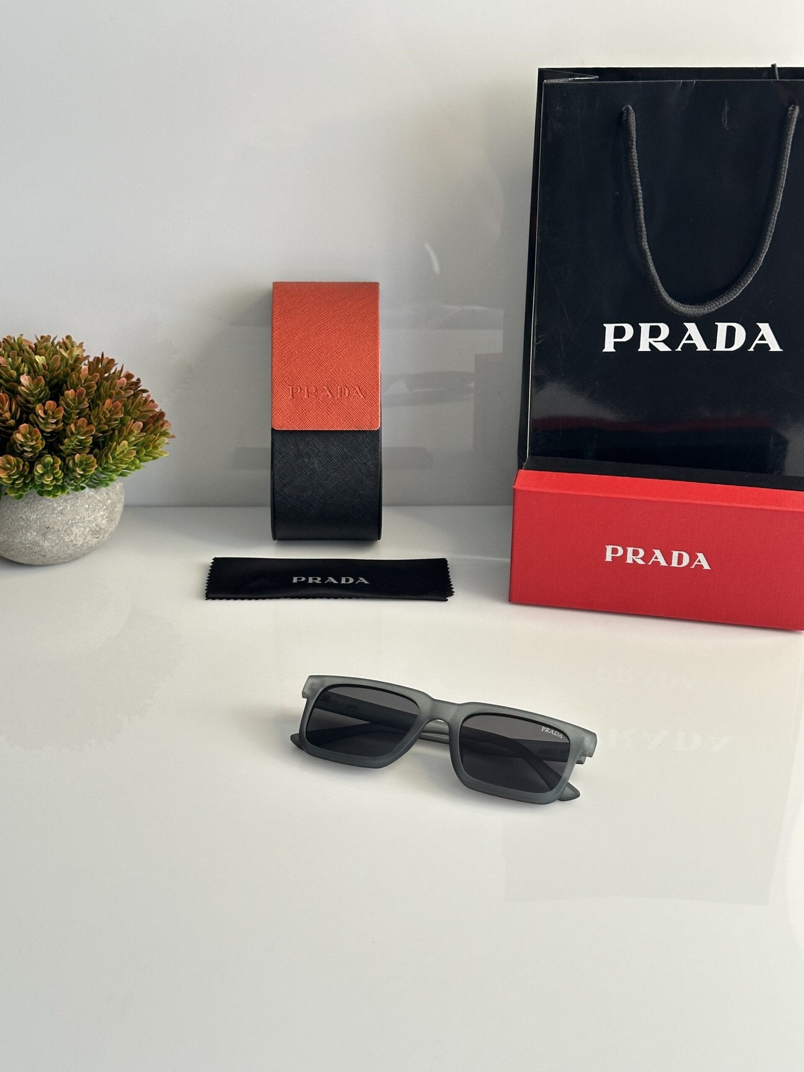 Prada_25_Grey