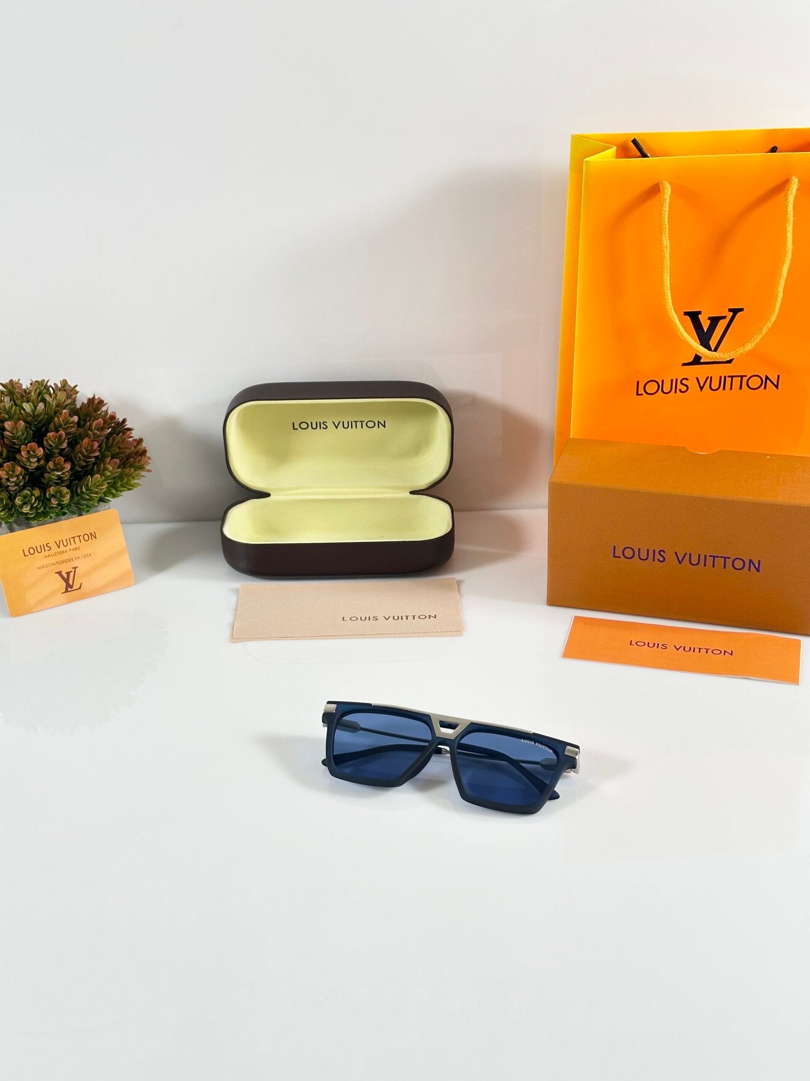 Louis_Vuitton_1230_Silver_Blue