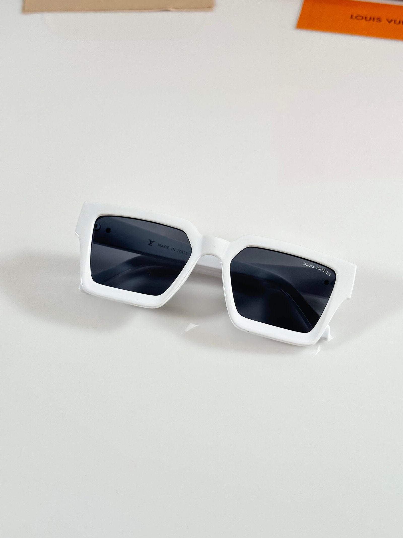 LV 1505 White Black