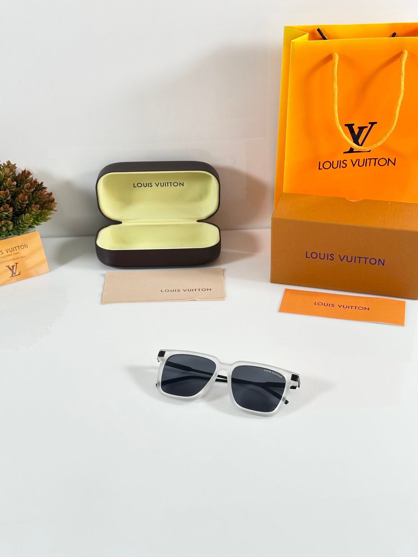 Louis_Vuitton_8779_Ice_Black